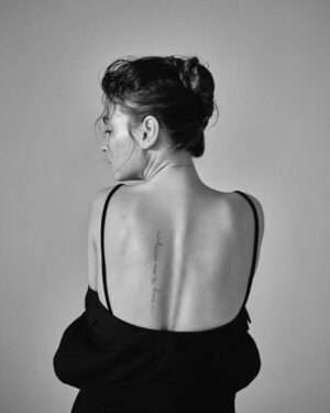 Kristína Svarinská Instagram - Ľudí, čo mi kryjú chrbát mám našťastie vo svojom živote dosť a jeden z nich mi ho kryje doslova. Kresliť som po sebe nechala v dobe covidu. Stále hovorím, že prišla druhá puberta. Ale som za ňu rada. Píšem si knihu života a nemohla som si na jej zvečnenie vybrať lepšieho človeka. Vždy sa všetci pýtaju, kto mi robí tak jemné a čisté kerky. Kamoši, je to moja duša a najväčšia profesionálka v hre @miamaix .Thanks for always having my back, drahá. Doslova🤍
Ďakujem za tieto dary, za ľudí, ktorí mi krížia cestu a že vás rozhodne nie je málo. Kamoši, robte si pekno. Majte okolo seba ľudí, ktorí za vami stoja, nech to stojí, čo to stojí 🤍 lav lav

@miamaix 
@miamaixart 

📸 @tomasthurzo 

#knihaživota #praiseyourpeople #soulmates #kerkasemkerkatam #tattoo