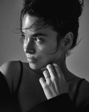 Kristína Svarinská Instagram - Napísal mi na instagrame, že či niečo nevymyslíme. A ja že jasné, hneď. Nerada sa fotím, má to svoje špecifiká a je len pár ľudí, ktorým som s láskou ochotná stáť pred objektívom. Ale @tomasthurzo  prišiel a zachytil ten magický moment, kde som to ja. Nič viac. Nič menej. Čistá láska k životu. Ďakujem za tieto dary. Za talenty, ktoré okolo seba mám. Vnímajme sa a dýchajme zhlboka kamoši🤍

📸 @tomasthurzo 
MUAH: @tomasvida.makeup 

#simplicity #laska #b&w #mirroring