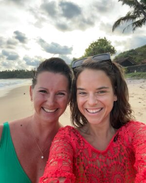 Kristína Svarinská Instagram - To, že rada cestujem viete. To, že milujem selfcare vo všetkých formách tušíte. A ich vzájomnou kombináciou je moja milovaná ajurvéda.Spôsob, ktorým sa už niekoľko rokov vždy vedome a aktívne zresetujem fyzicky aj mentálne. Zvyknem hovoriť, že môj tato chodil do kúpeľov a ja sa odtrepem na druhý koniec sveta za niečím obdobným. Ajurvéda je celostná medicína, ktorej princípom je zachovanie rovnováhy energií v tele, pretože tie sú najdôležitejším aspektom zdravia. Pristupuje ku každému individuálne na základe jedinečnej konštitúcie človeka. Pre mňa je to čas, kedy naozaj mimoriadne vedome a zodpovedne odpájam realitu všedných dní a dobíjam energetické zdroje. A už roky za ňou cestujem na Srí Lanku. Za oceánom, za teplom, za dobrým a zdravým jedlom, za olejmi a vždy za novým poznaním. Že všetko, čo si myslím, že už poznám a viem, je zakaždým úplne iné. Ako život sám.  Ďakujem ti milovaná @sethmara_ayurbeach_srilanka , že si ma prijala s otvorenou náručou a poskytla mi tak plnohodnotný a láskavý čas. Prídem zas. Kamoši, buďte na seba dobrí a robte si pekno. Maličkosťami alebo veličkosťami. Akokoľvek.  Lebo návraty do reality sa zvládajú lepšie s úsmevom v duši🤍

@sethmara_ayurbeach_srilanka x @sethmara_ayurveda_srilanka x @mirka.hormonyoga 

#ajurveda #sethmaraayurbeachresort  #setmaraayurvedaresort #mastnáhlavašťastnáhlava #grateful #selfcare #alwaysputyourselffirst