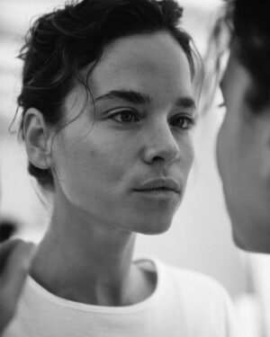 Kristína Svarinská Instagram - Napísal mi na instagrame, že či niečo nevymyslíme. A ja že jasné, hneď. Nerada sa fotím, má to svoje špecifiká a je len pár ľudí, ktorým som s láskou ochotná stáť pred objektívom. Ale @tomasthurzo  prišiel a zachytil ten magický moment, kde som to ja. Nič viac. Nič menej. Čistá láska k životu. Ďakujem za tieto dary. Za talenty, ktoré okolo seba mám. Vnímajme sa a dýchajme zhlboka kamoši🤍

📸 @tomasthurzo 
MUAH: @tomasvida.makeup 

#simplicity #laska #b&w #mirroring