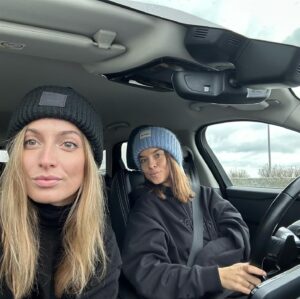 Kristína Svarinská Instagram - Ďalší rok, ďalšie výlety, ďalšie životy prežité, ďalšie dobrodružstvá za nami. Setup viacmenej rovnaký, ale za každou selfie je výbuch zážitkov a emócií, ktoré z nás stále viac a viac robia rodinu. Ďakujem, že kráčaš 
so mnou, dobre dobre, niekedy bežíš o život. Väčšinou o ten môj,lebo taká si. Starostlivá,láskavá a lojálna.Kamoši, opatrujte si priateľstvá, sú vzácne:) 

A dávajte na seba pozor. Vzájomne aj jednotlivo. Svet prináša veľa zmätku, ale láska stále dáva nádej. Myslím na vás a stískam všetky duše, ktoré to potrebujú. 
Včera, dnes aj zajtra🤍

#powercouple # #friendsdelafriends #2023beentheredonethat #soulmates #takecareofyourselves