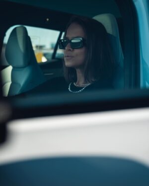 Kristína Svarinská Instagram - Kristína a ty čo rada robíš? Ja sa rada fotím s autami. Nie, žartujem. Ja len rada jazdím. Ako povedala moja kamoška, mlado a dravo. Roky síce pribúdajú, ale drive snáď zostáva. Ale hlavne safety first. Tak sme si dali s mojím fav @autostyl_  seansu na streche. Zasvietilo slnko. Čo viac si priať. Asi len nech vám svieti stále, kamoši. Majte krásno🤍

📸 @martincyprian_ 

#autostyl #volvo #makeitdrivefast #sunshineallovertheroof #canwemakeitquick