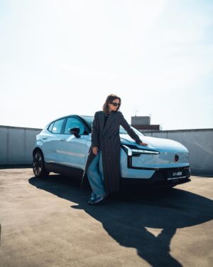 Kristína Svarinská Instagram - Kristína a ty čo rada robíš? Ja sa rada fotím s autami. Nie, žartujem. Ja len rada jazdím. Ako povedala moja kamoška, mlado a dravo. Roky síce pribúdajú, ale drive snáď zostáva. Ale hlavne safety first. Tak sme si dali s mojím fav @autostyl_  seansu na streche. Zasvietilo slnko. Čo viac si priať. Asi len nech vám svieti stále, kamoši. Majte krásno🤍

📸 @martincyprian_ 

#autostyl #volvo #makeitdrivefast #sunshineallovertheroof #canwemakeitquick