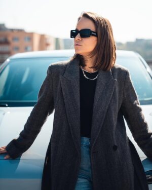 Kristína Svarinská Instagram - Kristína a ty čo rada robíš? Ja sa rada fotím s autami. Nie, žartujem. Ja len rada jazdím. Ako povedala moja kamoška, mlado a dravo. Roky síce pribúdajú, ale drive snáď zostáva. Ale hlavne safety first. Tak sme si dali s mojím fav @autostyl_  seansu na streche. Zasvietilo slnko. Čo viac si priať. Asi len nech vám svieti stále, kamoši. Majte krásno🤍

📸 @martincyprian_ 

#autostyl #volvo #makeitdrivefast #sunshineallovertheroof #canwemakeitquick