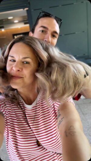 Kristína Tormová Instagram - jedno bezvýznamne tak veľmi významné neobyčajné obyčajno..nové vlasy. v záplave kadečoho i splaškov tak médžik. @trino.hair je balajáž majster a ja som dnes mohla zase o čosi ľahšie prijímať tažšie situácie. vlasy! chápeš? vieš o čom hovorím, však? ⭐️⭐️⭐️ a přitom taková blbost. vďaka za ňu! za prípadné odvmímabie škaredých slov sa neospravedlňujeme, ono sa to lepšie nedá pomenovať. na otázku “ako môže takto jedna matka rozprávať???”, odpovedám: “keby len jedna!” 💕🫶🏻 #neobycajneobycajno