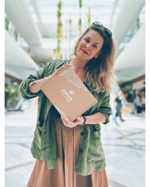 Kristína Tormová Instagram - Som shopoholička. Ale úspešne to tajím. Niekedy aj sama pred sebou. Bojujem s tým. Roky. A niekedy mám dni, kedy sa chodím len tak prejsť po Auparku (áno, ja stromáčka) a beriem aj moju Evu. To nám niekedy skrátka urobí dobre. Je to tak! Rokmi som sa naučila prevádzkovať windowshopping (obzeracia prechádzka) a ak niečo potrebujem nakúpiť (prípadne aj nepotrebujem, ale nikomu to nehovorte), sústredím sa na udržateľnejšie možnosti. Zlepšujem sa. Niekedy mi to ide, niekedy menej. Stále mám čo zlepšovať. A je to skvelý pocit a zručnosť, ktorá sa dá naučiť. Asi by bolo ideálne nenakupovať a nechodiť hľadať dopamín do obchodov. Ale obávam sa, že na to náš svet ešte nie je pripravený. Tak môžeme aspoň začať od seba…zodpovednejšie.
 
A toto je SÚŤAŽ o auparkový ECO SENSE box. Je naplnený vecami, ktoré sú udržateľnejšie, ba až udržateľné. Skrátka je to taká motivácia k tomu, aby sme sa aspoň na chvíľu zastavili a zamysleli, ako robiť veci lepšie. Takže: ak chcete získať ECO SENSE box, napíšte do komentára aké obľúbené eco produkty používate v bežnom živote? A aj ja odpoviem, dobre? Moja odpoveď je, že používam výrazne menej vecí všeobecne a na narodeniny som už 5 rokov nedostala žiadnu hmatateľnú vec (lebo som nechcela).
 
Ak ECO SENSE box vyhráte, vyzdvihnete si ho priamo v Auparku. A súčasťou podmienok je sledovanie @auparkshoppingcenter , označenie dvoch láskoľudí a potom si ešte môžete trikrát zvesela poskočiť, že ste sa na chvíľu zamysleli nad múdrou vecou (to ale nebudeme vyhodnocovať, môžete poskočiť aj 4x). Súťaží sa do 19.5. 2024.
 
V ECO SENSE boxe nájdete láskavé podarúnky od: @dm_slovensko , @yvesrocherslovensko , @curaproxslovensko , @nespresso.sk , @kiehlsczsk , @cccshoesbags 
 
#everydayforfuture #auparkshoppingcenter #ecosense #auparkecosense #súťaž #auparkbratislava #spolupraca