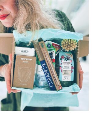 Kristína Tormová Instagram - Som shopoholička. Ale úspešne to tajím. Niekedy aj sama pred sebou. Bojujem s tým. Roky. A niekedy mám dni, kedy sa chodím len tak prejsť po Auparku (áno, ja stromáčka) a beriem aj moju Evu. To nám niekedy skrátka urobí dobre. Je to tak! Rokmi som sa naučila prevádzkovať windowshopping (obzeracia prechádzka) a ak niečo potrebujem nakúpiť (prípadne aj nepotrebujem, ale nikomu to nehovorte), sústredím sa na udržateľnejšie možnosti. Zlepšujem sa. Niekedy mi to ide, niekedy menej. Stále mám čo zlepšovať. A je to skvelý pocit a zručnosť, ktorá sa dá naučiť. Asi by bolo ideálne nenakupovať a nechodiť hľadať dopamín do obchodov. Ale obávam sa, že na to náš svet ešte nie je pripravený. Tak môžeme aspoň začať od seba…zodpovednejšie.
 
A toto je SÚŤAŽ o auparkový ECO SENSE box. Je naplnený vecami, ktoré sú udržateľnejšie, ba až udržateľné. Skrátka je to taká motivácia k tomu, aby sme sa aspoň na chvíľu zastavili a zamysleli, ako robiť veci lepšie. Takže: ak chcete získať ECO SENSE box, napíšte do komentára aké obľúbené eco produkty používate v bežnom živote? A aj ja odpoviem, dobre? Moja odpoveď je, že používam výrazne menej vecí všeobecne a na narodeniny som už 5 rokov nedostala žiadnu hmatateľnú vec (lebo som nechcela).
 
Ak ECO SENSE box vyhráte, vyzdvihnete si ho priamo v Auparku. A súčasťou podmienok je sledovanie @auparkshoppingcenter , označenie dvoch láskoľudí a potom si ešte môžete trikrát zvesela poskočiť, že ste sa na chvíľu zamysleli nad múdrou vecou (to ale nebudeme vyhodnocovať, môžete poskočiť aj 4x). Súťaží sa do 19.5. 2024.
 
V ECO SENSE boxe nájdete láskavé podarúnky od: @dm_slovensko , @yvesrocherslovensko , @curaproxslovensko , @nespresso.sk , @kiehlsczsk , @cccshoesbags 
 
#everydayforfuture #auparkshoppingcenter #ecosense #auparkecosense #súťaž #auparkbratislava #spolupraca