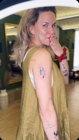Kristína Tormová Instagram - ..tak ešte toto v rámci môjho prezidentského láskospamu. ja mám ten pocit, ktorý som mala pri pani prezidentke už úplne navždy. vďaka obrázku @ivana_satekova , ktorá ho zavesila na internety a ja som vedela, že toto! a moja @zlivka.iryna mi v najväčšej empatii dala urgentný termín.
.
mám Vás, @zuzana_caputova navždy. dostali ste sa nám pod kožu. lebo to, čo si odnášam je niečo tak médžik, že to sa nedá nechať len tak. ❤️