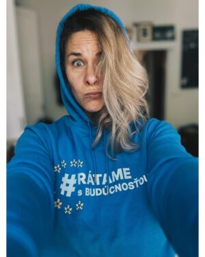 Kristína Tormová Instagram - My sme tu u nás v našej krajine často strašne veľkí frajeri..pravda je však taká, že medzi hviezdičkami Európskej únie hviezdy nie sme. Je to smutné čítanie..ale je dôležité vidieť realitu, aby sme sa dokázali nejako zlepšitm, posunúť, bojovať. Lebo naša krajina sme my. Aj ja, aj Ty. A verím, že všetci spolu #ratamesbuducnostou
.
@slovenska_sporitelna urobila prehľad dôležitých dát o nás..au, bude to bolieť, pripravte sa. Napriek tomu, že sa aj v mnohých veciach zlepšujeme, iné krajiny sa skrátka zlepšujú rýchlejšie…Z dát vyberám:
1. v celkovom umiestnení sme 4tí od konca..za nami je Rumunsko, Bulharsko a Grécko. 
2.  Index demokracie za rok 2023:  Slovensko v minulom roku kleslo o jednu priečku na 44. miesto, čo znamená, že sa radíme k neúplným (flawed) demokraciám. Sú pred nami aj krajiny ako India, Botswana či Malajzia.
3. Pohoršili sme si aj Indexe šťastia (World Happiness Report). Stali sme sa pesimistickejšími vo vnímaní spoločnosti a aj našich životov, ale aj menej štedrými, ochotnými pomôcť iným. V porovnaní s minulým rokom sme tak menej šťastní a v celosvetom meradle sme klesli z 29. miesta na 45.
4. Zaostávame v počte startupov a v inovácií. Potrebujeme zastaviť odliv mozgov do zahraničia.. Spomedzi krajín EÚ-27 je náš inovačný potenciál vyjadrený Globálnym inovačným indexom druhý najnižší..
5. Základné digitálne zručnosti má u nás len 51 % všetkých ľudí. 
6. Cudzinci sa k nám nehrnú. Tzv. modrých kariet pre vzdelaných a vysokokvalifikovaných pracovníkov sme udelili 20-krát menej ako Česi (60 vs. 3 karty na milión obyvateľov).
.
…a dalo by sa pokračovať…
V roku 2024 sme sa v rámci EÚ vo väčšine ukazovateľov umiestnili v druhej polovici alebo v poslednej tretine rebríčka. Samotná prítomnosť v klube krajín Európskej únie nás radí do štvrtiny najbohatších a najprosperujúcejších krajín sveta, čo si občas neuvedomujeme…vážme si, čo máme, nenechajme si to zobrať a nevzdajme naše snahy o lepší život v našej krajine..som si istá, že ak budeme aktívne participovať na našej budúcnosti, zvýši sa aj ten index šťastia..držme si palce 🙏🏻⭐️
.
#spolupraca