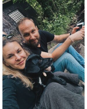 Kristína Tormová Instagram - Máj - ach jaj! Ten Duchoň je džouk. Dávno som tak strašne veľa neplakala ako tento máj. Ale dali sme to. ♥️
1. deň pre nás s @peco.torma v lese. a so Sponkou. a také zázraky sa diali, až som si myslela, že to niekto musel naplánovať! a asi aj naplánoval 🫶🏻🌟 bol to deň krásna v čistom zúfalstve. pokusy o healing. učím sa. 
2. spievam! mám sólovú pesničku v našej novej inscenácií Prešporské porno. prekonala som obrovskú traumu, samú seba a cítim, že toto je tak veľkolepé, že mi to dodá veľa odvahy na ďalšie blah veci!
3. v krematóriu som bola v máji pričasto……ale aspoň chodím skontrolovať starých rodičov. 
4. výročie prvej pusy na mieste prvej pusy ♥️♥️
5. premiéra Prešorského porna v @dpoh.sk dali sme to! Nechápem ako, ale dali 🤌🏻
6. to sú tí dôležití divadelní ľudia, čo ich nevidíte: Agátka, ktorá má na starosť obecenstvo, Marika asistentka réžie a žena činu, @gogalovaalena inšpicietka a už aj trochu herečka ❤️ a viditeľní @officialmartinmadej na ktorého som obrovsky pyšná! ľúbim ich!
7. dostala som najväčšiu kyticu v živote a k nej rukou písaný list. ĎAKUJEM! 🙏🏻 médžik v priamom prenose. 🌟
8. ŽENY kolegyne z nového seriálu, čo nakrúcame! 
9. a v najsmutnejšom období sa dialo aj pekno ( @sajfa ma rozrehotal, nebudem klamať) 🤌🏻🫂
10. a na záver sme si strihli operejšn a nemocku. život 🤷🏼‍♀️ všetko ok. vďaka život. ♥️

energia: -1 ale vďačne.
.
fotili: @adamkoso @hanakobliskova @aniko_vargova a ja
.
#neobycajneobycajno