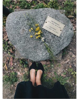 Kristína Tormová Instagram - Máj - ach jaj! Ten Duchoň je džouk. Dávno som tak strašne veľa neplakala ako tento máj. Ale dali sme to. ♥️
1. deň pre nás s @peco.torma v lese. a so Sponkou. a také zázraky sa diali, až som si myslela, že to niekto musel naplánovať! a asi aj naplánoval 🫶🏻🌟 bol to deň krásna v čistom zúfalstve. pokusy o healing. učím sa. 
2. spievam! mám sólovú pesničku v našej novej inscenácií Prešporské porno. prekonala som obrovskú traumu, samú seba a cítim, že toto je tak veľkolepé, že mi to dodá veľa odvahy na ďalšie blah veci!
3. v krematóriu som bola v máji pričasto……ale aspoň chodím skontrolovať starých rodičov. 
4. výročie prvej pusy na mieste prvej pusy ♥️♥️
5. premiéra Prešorského porna v @dpoh.sk dali sme to! Nechápem ako, ale dali 🤌🏻
6. to sú tí dôležití divadelní ľudia, čo ich nevidíte: Agátka, ktorá má na starosť obecenstvo, Marika asistentka réžie a žena činu, @gogalovaalena inšpicietka a už aj trochu herečka ❤️ a viditeľní @officialmartinmadej na ktorého som obrovsky pyšná! ľúbim ich!
7. dostala som najväčšiu kyticu v živote a k nej rukou písaný list. ĎAKUJEM! 🙏🏻 médžik v priamom prenose. 🌟
8. ŽENY kolegyne z nového seriálu, čo nakrúcame! 
9. a v najsmutnejšom období sa dialo aj pekno ( @sajfa ma rozrehotal, nebudem klamať) 🤌🏻🫂
10. a na záver sme si strihli operejšn a nemocku. život 🤷🏼‍♀️ všetko ok. vďaka život. ♥️

energia: -1 ale vďačne.
.
fotili: @adamkoso @hanakobliskova @aniko_vargova a ja
.
#neobycajneobycajno