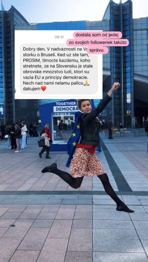Kristína Tormová Instagram - Moja followerka ma poprosila, tak som vykonala. Mám síce málo slovanskú angličtinu, aj som sa triasla, ale dala som to🇪🇺
.
Dostalo sa mi cti, že som navštívila Európsky parlament. K spolupráci ma @europskyparlament pozývali už od roku 2018 a až teraz to vyšlo. Všetky európske krajiny pozvali pár svojich umelcov, influencerov, novinárov, aby naspäť domov priniesli odkazy o dôležitosti volieb do EP. A ja som bola medzi nimi🙏🏻Nebudem klamať, po prezidentských voľbách mi tento výlet, dohodnutý dva mesiace dozadu (čím by som rada vyvrátila konšpirácie) bol balzamom pre dušu. Myslím, že ma vybrali, lebo zdieľam proeurópske hodnoty a som vďačná (po voľbách ešte o čosi viac), že je naša krajina členom EU. A nie, nedostala som za to ani cent. Dostala som nádych toho, čo tu tak strádam…
.
Bol to pre mňa obrovský zážitok a vypytovala som sa na kopec vecí, ktoré budem postupne zdieľať. Nejdem vás mobilizovať k voľbám (to urobila vo videu p.Metsola a ona ví, má 4deti!!!), lebo mám zlý pocit, že mnohí ani nevieme, čo je EU a na nám je dobrá. Hovorí sa tu o diktáte Bruselu, akí sú tam na nás zlí a z EU sa robí klamstvami nepriateľ. Ja to vnímam tak, že aktuálne je EU našou veľkou šancou, aby naša krajina nešla do… Ja by som chcela, aby ste vedeli čo naše členstvo pre nás znamená a na základe toho sa rozhodli. A neviem byť ani objektívna, lebo ja presne viem, koho v EP nechcem.. Mnohí ludia tvrdia, že EÚ nepotrebujeme..Na úvod možno: viete, že na Slovensku ide 80% verejných investícii z EU fondov? ..cesty, železnice, nemocnice, regióny…a ak teraz prídeme o 4miliardy kvôli pokusom o zmeny v Trestnom zákone, bude to prúser…Byť súčasťou spoločenstva ako je EU nie je len o benefitoch ale aj o zodpovednosti..
.
Vypočuli sme si prejav kráľa Belgičanov Filipa, ktorý rozprával inak, než sme zvyknutí u nás..rozprával o podpore Ukrajiny, uhlíkovej stope (nie Uhríkovej), demokracii, o Európe ako mieste pre ľudskosť a na záver citoval Havla. Ach✌🏻Mali sme stretnutie s prezidentkou Európskeho parlamentu @roberta.metsola a streli sme na sekundu aj našu pani prezidentku, niektorých našich poslancov a poslankyne. Ďakujeme im, že si našli čas. 🙏🏻 Viac neskôr. Vďačne. 🤌🏻