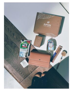 Kristína Tormová Instagram - Som shopoholička. Ale úspešne to tajím. Niekedy aj sama pred sebou. Bojujem s tým. Roky. A niekedy mám dni, kedy sa chodím len tak prejsť po Auparku (áno, ja stromáčka) a beriem aj moju Evu. To nám niekedy skrátka urobí dobre. Je to tak! Rokmi som sa naučila prevádzkovať windowshopping (obzeracia prechádzka) a ak niečo potrebujem nakúpiť (prípadne aj nepotrebujem, ale nikomu to nehovorte), sústredím sa na udržateľnejšie možnosti. Zlepšujem sa. Niekedy mi to ide, niekedy menej. Stále mám čo zlepšovať. A je to skvelý pocit a zručnosť, ktorá sa dá naučiť. Asi by bolo ideálne nenakupovať a nechodiť hľadať dopamín do obchodov. Ale obávam sa, že na to náš svet ešte nie je pripravený. Tak môžeme aspoň začať od seba…zodpovednejšie.
 
A toto je SÚŤAŽ o auparkový ECO SENSE box. Je naplnený vecami, ktoré sú udržateľnejšie, ba až udržateľné. Skrátka je to taká motivácia k tomu, aby sme sa aspoň na chvíľu zastavili a zamysleli, ako robiť veci lepšie. Takže: ak chcete získať ECO SENSE box, napíšte do komentára aké obľúbené eco produkty používate v bežnom živote? A aj ja odpoviem, dobre? Moja odpoveď je, že používam výrazne menej vecí všeobecne a na narodeniny som už 5 rokov nedostala žiadnu hmatateľnú vec (lebo som nechcela).
 
Ak ECO SENSE box vyhráte, vyzdvihnete si ho priamo v Auparku. A súčasťou podmienok je sledovanie @auparkshoppingcenter , označenie dvoch láskoľudí a potom si ešte môžete trikrát zvesela poskočiť, že ste sa na chvíľu zamysleli nad múdrou vecou (to ale nebudeme vyhodnocovať, môžete poskočiť aj 4x). Súťaží sa do 19.5. 2024.
 
V ECO SENSE boxe nájdete láskavé podarúnky od: @dm_slovensko , @yvesrocherslovensko , @curaproxslovensko , @nespresso.sk , @kiehlsczsk , @cccshoesbags 
 
#everydayforfuture #auparkshoppingcenter #ecosense #auparkecosense #súťaž #auparkbratislava #spolupraca