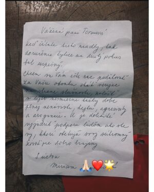 Kristína Tormová Instagram - Máj - ach jaj! Ten Duchoň je džouk. Dávno som tak strašne veľa neplakala ako tento máj. Ale dali sme to. ♥️
1. deň pre nás s @peco.torma v lese. a so Sponkou. a také zázraky sa diali, až som si myslela, že to niekto musel naplánovať! a asi aj naplánoval 🫶🏻🌟 bol to deň krásna v čistom zúfalstve. pokusy o healing. učím sa. 
2. spievam! mám sólovú pesničku v našej novej inscenácií Prešporské porno. prekonala som obrovskú traumu, samú seba a cítim, že toto je tak veľkolepé, že mi to dodá veľa odvahy na ďalšie blah veci!
3. v krematóriu som bola v máji pričasto……ale aspoň chodím skontrolovať starých rodičov. 
4. výročie prvej pusy na mieste prvej pusy ♥️♥️
5. premiéra Prešorského porna v @dpoh.sk dali sme to! Nechápem ako, ale dali 🤌🏻
6. to sú tí dôležití divadelní ľudia, čo ich nevidíte: Agátka, ktorá má na starosť obecenstvo, Marika asistentka réžie a žena činu, @gogalovaalena inšpicietka a už aj trochu herečka ❤️ a viditeľní @officialmartinmadej na ktorého som obrovsky pyšná! ľúbim ich!
7. dostala som najväčšiu kyticu v živote a k nej rukou písaný list. ĎAKUJEM! 🙏🏻 médžik v priamom prenose. 🌟
8. ŽENY kolegyne z nového seriálu, čo nakrúcame! 
9. a v najsmutnejšom období sa dialo aj pekno ( @sajfa ma rozrehotal, nebudem klamať) 🤌🏻🫂
10. a na záver sme si strihli operejšn a nemocku. život 🤷🏼‍♀️ všetko ok. vďaka život. ♥️

energia: -1 ale vďačne.
.
fotili: @adamkoso @hanakobliskova @aniko_vargova a ja
.
#neobycajneobycajno