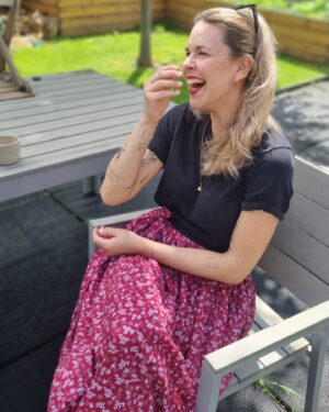 Kristína Tormová Instagram - Máj - ach jaj! Ten Duchoň je džouk. Dávno som tak strašne veľa neplakala ako tento máj. Ale dali sme to. ♥️
1. deň pre nás s @peco.torma v lese. a so Sponkou. a také zázraky sa diali, až som si myslela, že to niekto musel naplánovať! a asi aj naplánoval 🫶🏻🌟 bol to deň krásna v čistom zúfalstve. pokusy o healing. učím sa. 
2. spievam! mám sólovú pesničku v našej novej inscenácií Prešporské porno. prekonala som obrovskú traumu, samú seba a cítim, že toto je tak veľkolepé, že mi to dodá veľa odvahy na ďalšie blah veci!
3. v krematóriu som bola v máji pričasto……ale aspoň chodím skontrolovať starých rodičov. 
4. výročie prvej pusy na mieste prvej pusy ♥️♥️
5. premiéra Prešorského porna v @dpoh.sk dali sme to! Nechápem ako, ale dali 🤌🏻
6. to sú tí dôležití divadelní ľudia, čo ich nevidíte: Agátka, ktorá má na starosť obecenstvo, Marika asistentka réžie a žena činu, @gogalovaalena inšpicietka a už aj trochu herečka ❤️ a viditeľní @officialmartinmadej na ktorého som obrovsky pyšná! ľúbim ich!
7. dostala som najväčšiu kyticu v živote a k nej rukou písaný list. ĎAKUJEM! 🙏🏻 médžik v priamom prenose. 🌟
8. ŽENY kolegyne z nového seriálu, čo nakrúcame! 
9. a v najsmutnejšom období sa dialo aj pekno ( @sajfa ma rozrehotal, nebudem klamať) 🤌🏻🫂
10. a na záver sme si strihli operejšn a nemocku. život 🤷🏼‍♀️ všetko ok. vďaka život. ♥️

energia: -1 ale vďačne.
.
fotili: @adamkoso @hanakobliskova @aniko_vargova a ja
.
#neobycajneobycajno