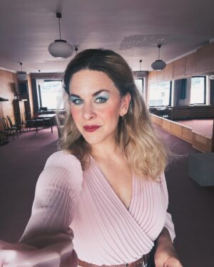 Kristína Tormová Instagram - 1/4 mája si zaslúži rekapituláciu ostatných dní ⭐️
1. líčenie 80te roky pre Prešporské porno @dpoh.sk (premiéra 16.5.). Skúšame..generálkový týždeň začína, bude to husté 🫶🏻🤷🏼‍♀️🤯
2. žijem v divadle..furt. aj som unavená ako šľak.
3. nová kerka (bez “nad lží a nenávistí”) by Václav Havel ♥️ co říkáte, @dagmarhavlova_official 
4. Sponka by @zitapisar 
5. Drizella a Anastázia a.k.a. @autentickabrona a ja na skúške (už pridlho zdieľame spoločnú šatňu, museli sme si na seba zvyknúť, nedalo sa inak)
6. chAlan sa odmieta strihať, rozhodol sa nechať si dlhé vlasy a dnes si kúpil pukačky
7. protestovali sme proti svinstvám v našej krajine. moji od jesene noví a už veľmi obľúbení kamaráti, ktorých si nechávam @jergusridzon @zuzka_pro , kandidujúca svatka @veronikaostrihonova , s môj najobľúbenejší a only one exmanžel @kamilmccoulcheek 
8. vyhľadávam ľudí s @novesta a robím si radosť fotením farebných tenisiek. 
9. objatie s Luckou. alebo: keď sa ľúbiš s triednou. bola dojatá, lebo som mala v škole pre našich spolužiakov a spolužiačky prezentáciu o mojich afrických kamarátoch a kamarátkach, ktorým pomáham(e) cez @nadaciaintegra Bolo to krásne nekonečne, lebo naši africkí kamaráti sú krásni nekonečne ⭐️
10. milovaná Zita, s ktorou sme si nevolali, čo si obliekame a takto sme sa zladili. otvárali sme novú @optikazita v Pradiarni.
.
#neobycajneobycajno