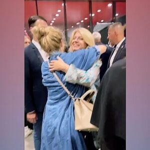 Kristína Tormová Instagram - Ďakujem @zuzana_caputova za všetko 🙏🏻♥️
.
.
video a objatie staré už azda 3/4 roka. ale stále platí. #neobycajneobycajno