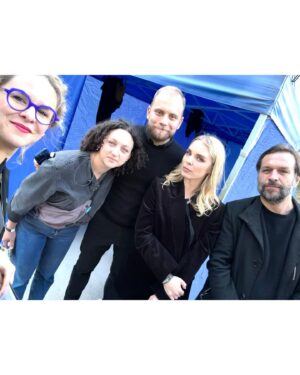 Kristína Tormová Instagram - 1/4 mája si zaslúži rekapituláciu ostatných dní ⭐️
1. líčenie 80te roky pre Prešporské porno @dpoh.sk (premiéra 16.5.). Skúšame..generálkový týždeň začína, bude to husté 🫶🏻🤷🏼‍♀️🤯
2. žijem v divadle..furt. aj som unavená ako šľak.
3. nová kerka (bez “nad lží a nenávistí”) by Václav Havel ♥️ co říkáte, @dagmarhavlova_official 
4. Sponka by @zitapisar 
5. Drizella a Anastázia a.k.a. @autentickabrona a ja na skúške (už pridlho zdieľame spoločnú šatňu, museli sme si na seba zvyknúť, nedalo sa inak)
6. chAlan sa odmieta strihať, rozhodol sa nechať si dlhé vlasy a dnes si kúpil pukačky
7. protestovali sme proti svinstvám v našej krajine. moji od jesene noví a už veľmi obľúbení kamaráti, ktorých si nechávam @jergusridzon @zuzka_pro , kandidujúca svatka @veronikaostrihonova , s môj najobľúbenejší a only one exmanžel @kamilmccoulcheek 
8. vyhľadávam ľudí s @novesta a robím si radosť fotením farebných tenisiek. 
9. objatie s Luckou. alebo: keď sa ľúbiš s triednou. bola dojatá, lebo som mala v škole pre našich spolužiakov a spolužiačky prezentáciu o mojich afrických kamarátoch a kamarátkach, ktorým pomáham(e) cez @nadaciaintegra Bolo to krásne nekonečne, lebo naši africkí kamaráti sú krásni nekonečne ⭐️
10. milovaná Zita, s ktorou sme si nevolali, čo si obliekame a takto sme sa zladili. otvárali sme novú @optikazita v Pradiarni.
.
#neobycajneobycajno