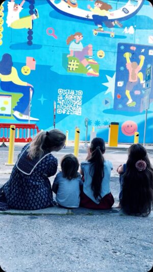 Kristína Tormová Instagram - Mural na Rajskej od @o2slovakia je krásny a ak si naskenujete QR kód, obrázky na múre vďaka vášmu mobilu ožijú. Malí ľudia si vedia ťažko predstaviť, že ich vo virtuálnom priestore čakajú hrozby. Tento múr, ktorý ožije vie byť dobrou pomôckou na začiatok debaty o svetoch internetových.
.
V O2 rodičom pomáhaJÚ a teraz majú O2 Junior SIM-kartu, vďaka ktorej získajú naši malí ľudia vlastnú SIM-ku a my rodičia jednoduchú kontrolu nad spotrebou a ochranu vďaka O2 Security. 4GB dát, O2 Security, nastavenie limitov, hovory a smsky na tri vybrané číšla aj po prečerpaní limitov, aby sa s nami naše deti vedeli kedykoľvek spojiť…viac sa dozviete na o2.sk
.
A okrem O2 Junior venujme našim deťom aj náš čas… lebo len múdry a trpezlivý rodič vie ochrániť svoje deti pred hrozbami (nie len) internetových svetov. Veľa veľa sa rozprávať a vysvetľovať…áno zase a áno donekonečne. Stojí to za to.
.
#spolupraca 
.
a krásne ste to vymyseleli a nakreslili milé moje @ovepictures 💙💙