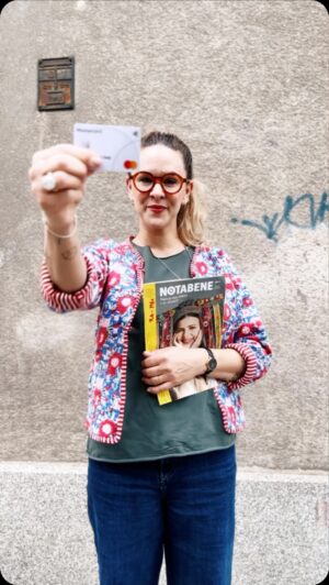 Kristína Tormová Instagram - Ďakujem, @mastercardczsk za tento nápad pre Nota Bene @notabenesk . Ja som jednou z tých, čo nenosia hotovosť a práve pri predajcoch a predajkyniach Nota Bene, ktorý si roky pravidelne kupujem od ich začiatkov (2001) to bolo problémom. Myslím, že teraz, keď sa už dá pomáhať aj kartou, umožní to mnohým ľuďom konať dobro. 
.
Dobré čítanie stojí 2,80 euro a z toho polovica ide priamo predajcom. Platiť kartou sa dá u 120tich predajcov v Bratislave a Piešťanoch. Aj bezkontaktný kontakt je pre predajcov dôležitým kontaktom, ktorý si veľmi vážia. Vďaka našej pomoci si vedia zabezpečiť ubytovanie, lieky, jedlo a my máme za odmenu kvalitné počteníčko. Celé dobre. 
.
A ďakujem mojej Aničke, predajkyni mojej obľúbenej, priateľke našej, že mi pomohla s týmto videom a nechala sa naňho ukecať a našla odvahu ♥️