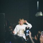 Kristina Kosheleva Instagram - Екатеринбург🤘🏾 Только сейчас отхожу от всех событий, концертов, дней. Было тяжело, но мы справились.))0)0 Я очень рада, что в такое трудное время я занимаюсь делом, которое больше всего люблю и еще, очень радостно, что мы были с вами вместе. Моя работа и вы - мои спасители от всех эмоциональных качелей и тревожностей)) Надеюсь и вы проорались на UMN и сольнике как следует. Некая терапия получилась 😅 Вот. А еще, моя отдельная радость это( по мимо новеньких, вечно пребывающих в мой полк слушателей) мои вечно кочующие из концерта в концерт, сталкеры😄❤️‍🔥! Вы мои постоянные и неизменные друзья. Мне с вами всегда спокойно и легко) весь концерт я могу быть уверенна, что вы точно на 100 процентов как и я выложитесь, будете меня поддерживать и петь все песни) Было много ребят, кто приехал из других городов. И как же круто, что наша музыка сплачивает людей, позволяет находить друг друга, дружить и общаться. Спасибо вам! Следующий концерт не за горами 🖤👁️👂🏽 Фото: @tanya.shmel