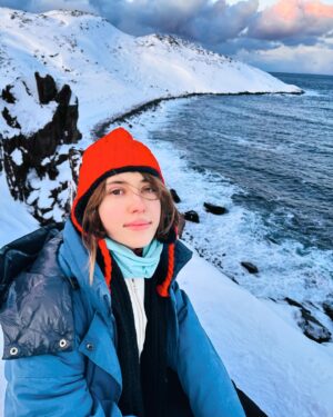 Kristina Kosheleva Instagram - Кто мне запретит  выкладывать посты спустя месяц после путешествия)) никто🥶
Так что раз уж вы тут оказались, то знайте, что вас ждёт невероятной красоты серия картинок и видео о нашей поездке в Мурманск) 

А тем, кто хочет целиком и сразу увидеть все - то на моем YouTube канале вас уже ждёт влог об этой поездке🩵
хех)Еще чуть-чуть и я стану вашим любимым тревел блогером🫨🧳⛰️ Или уже стала..?)