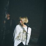 Kristina Kosheleva Instagram - Екатеринбург🤘🏾 Только сейчас отхожу от всех событий, концертов, дней. Было тяжело, но мы справились.))0)0 Я очень рада, что в такое трудное время я занимаюсь делом, которое больше всего люблю и еще, очень радостно, что мы были с вами вместе. Моя работа и вы - мои спасители от всех эмоциональных качелей и тревожностей)) Надеюсь и вы проорались на UMN и сольнике как следует. Некая терапия получилась 😅 Вот. А еще, моя отдельная радость это( по мимо новеньких, вечно пребывающих в мой полк слушателей) мои вечно кочующие из концерта в концерт, сталкеры😄❤️‍🔥! Вы мои постоянные и неизменные друзья. Мне с вами всегда спокойно и легко) весь концерт я могу быть уверенна, что вы точно на 100 процентов как и я выложитесь, будете меня поддерживать и петь все песни) Было много ребят, кто приехал из других городов. И как же круто, что наша музыка сплачивает людей, позволяет находить друг друга, дружить и общаться. Спасибо вам! Следующий концерт не за горами 🖤👁️👂🏽 Фото: @tanya.shmel