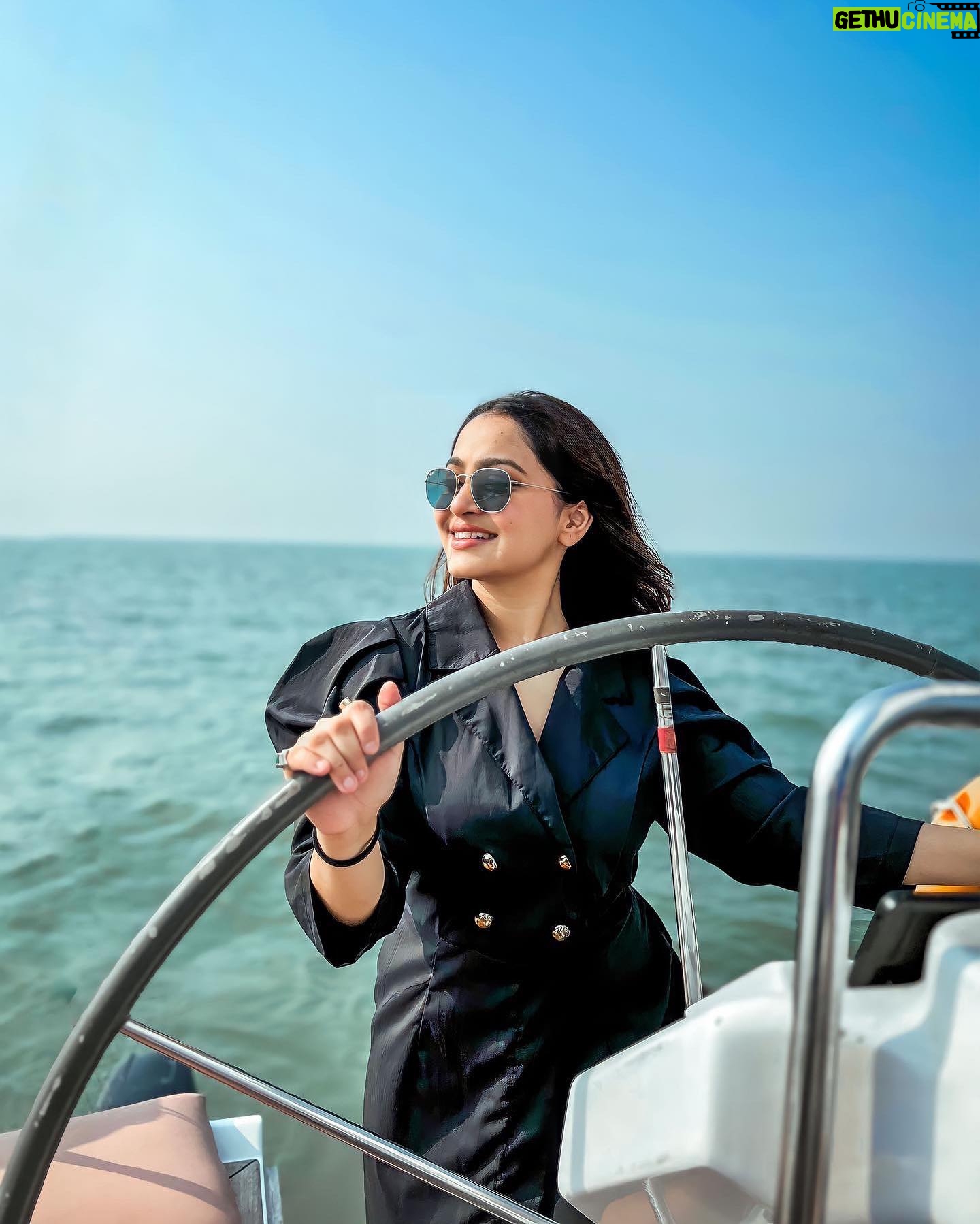 Kristina Patel Instagram - Me and the ocean: Love at first sight.❤️🔥 . Dress : @falakwomenswear . #kristinapatel #ocean #love