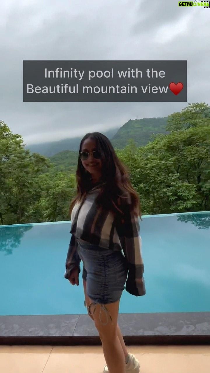 Kristina Patel Instagram - 5BHK Infinity Bloom Starting at Rs30,000 Khopoli📍 . Glimpses of our lovely guest embracing her stay🫶🏻 . The most scenic Infinity Bloom features: ✨Private Infinity Pool that overlooks the mountains ✨Beautifully crafted indoor spaces ✨Spacious bedrooms with an absolute breathtaking view ✨Indoor games to have fun and bond with friends and family . It’s the perfect getaway for relaxation and fun with friends and family. Book your staycation now with Jalanta stays and create unforgettable memories! ❤️🌴 . . 📞 91 84211 33387 . . #infinity #infinitypool #villa #staycation #vacation #travel #trip #khopoli #reelsinstagram #explore #trending #trendingsongs #familygetaway #friends #jalantastays