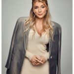 Kristina Petrushina Instagram - Jag filosoferar och äter gifflar. @photographer_magnus_ragnvid fotar och gör sin magi. Det är det här som kallas teamwork! 🤝🏼💫
