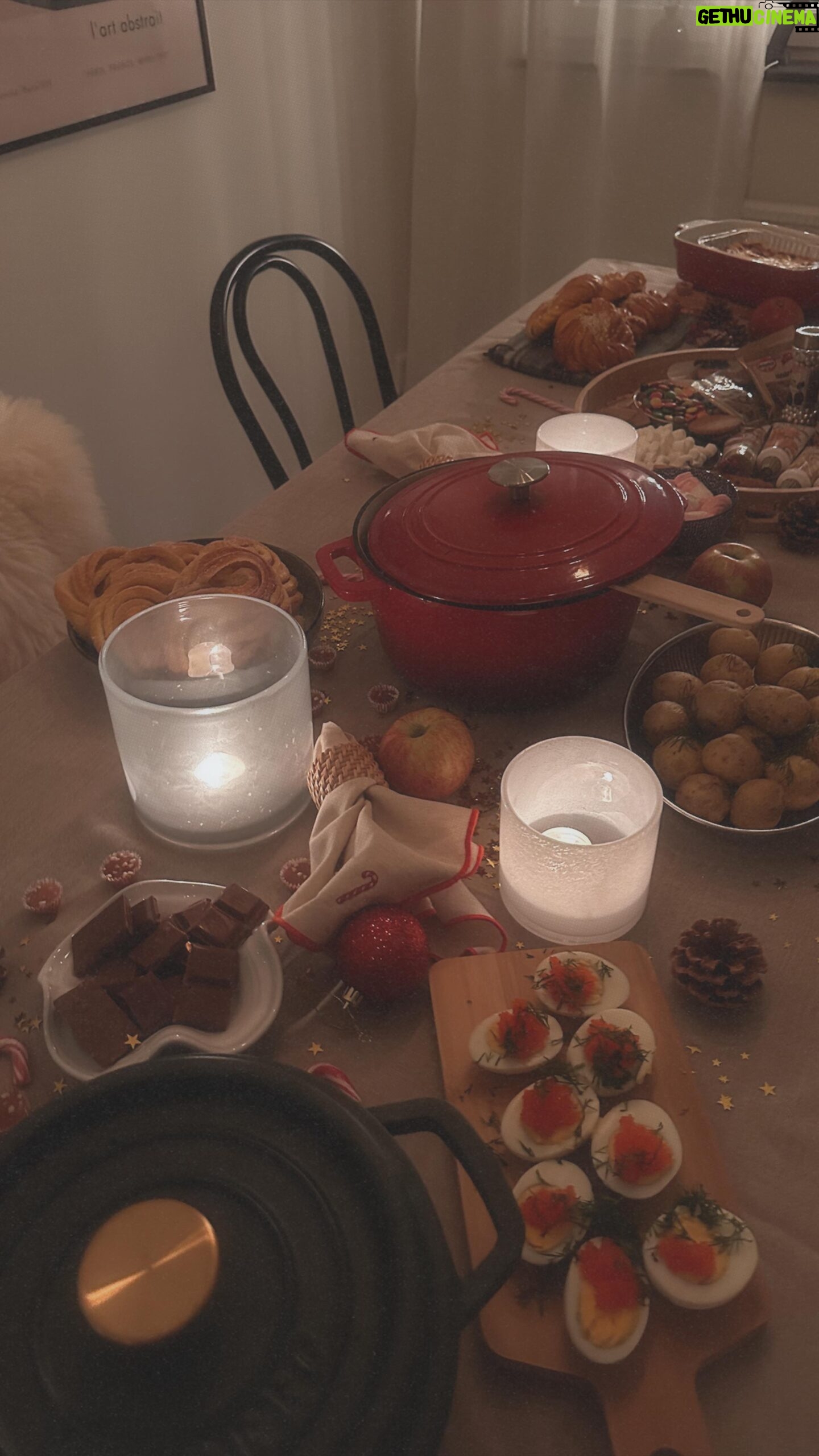 Kristina Petrushina Instagram - Vänner runt bordet, glasen - de klingar, Julmusik i bakgrunden och stämningen svingar. Min pizza i ugnen blev alldeles bränd, Vem vet, det kanske kan bli en ny trend? Med skratt och prat som fyller varje vrå, Julbord med familj och vänner kan ingenting slå! Äh, nu tar vi jul! ❄️🎄