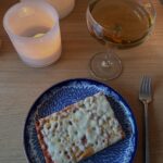 Kristina Petrushina Instagram - Hört att det blivit sjukt inne att romantisera livet. Typ tända ett ljus, ta en take away-kaffe, handla en Gucciväska på vägen hem från jobbet, dra en sista minuten till Saint Tropez. Ni vet, såna där simpla små saker i vardagen. Så nu ska jag iväg och har hällt upp ett glas bubbel till min Billys. Dock osäker på årgång på bubblet. Faktiskt osäker om det ens är champagne. Vid närmare eftertanke var det en märklig rätt besk eftersmak. Nåja. Romantisera mera.