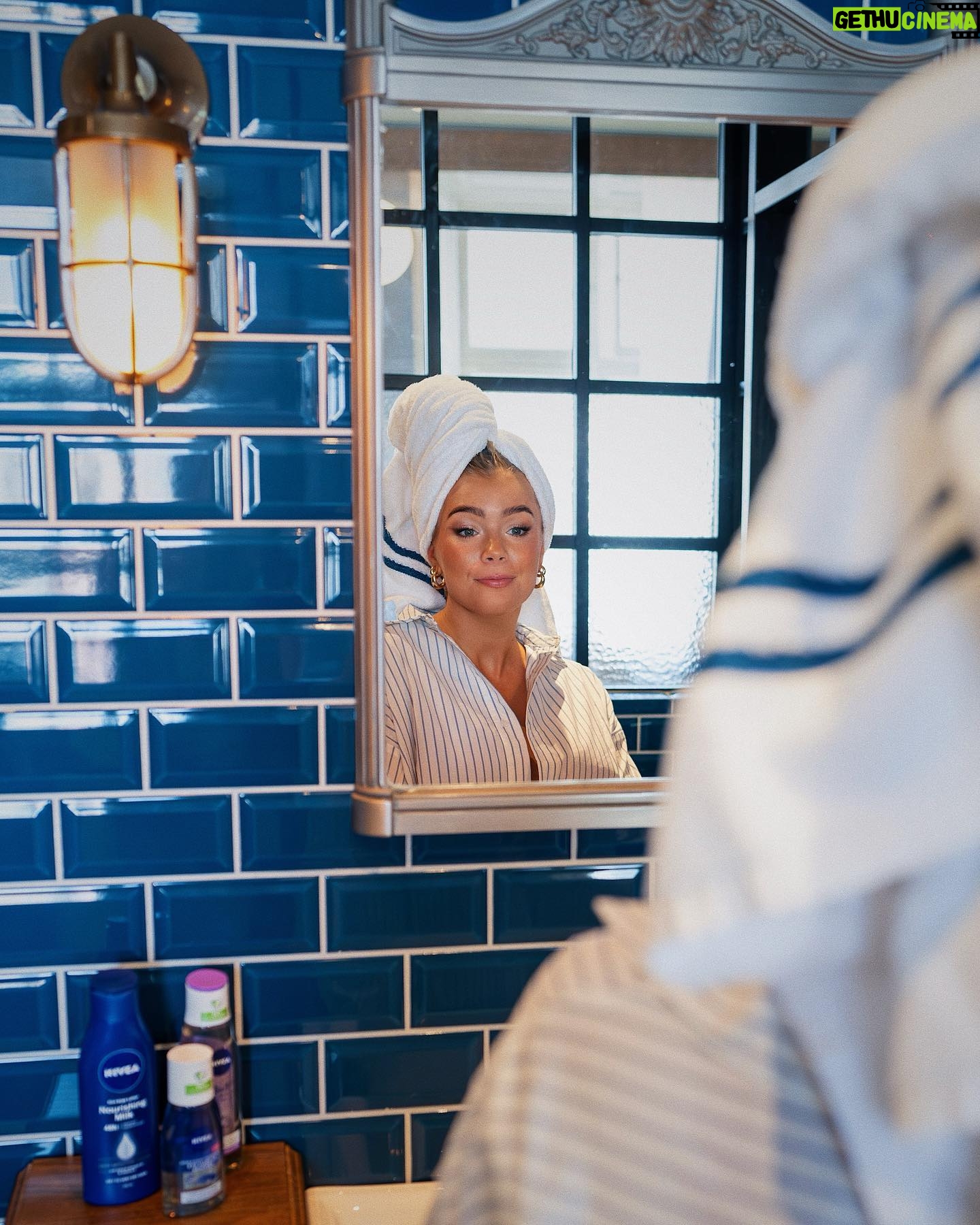 Kristina Petrushina Instagram - I betalt samarbete med NIVEA. Fortsatt mallig hänger jag och @nivea än ihop och det har vi gjort ett rätt långt tag! Jag minns som sagt väl min första blåa plåtburk jag köpte i mellanstadiet som jag smorde in allt o alla som kom i min väg. Dessutom min numera mest trogna följeslagare för glow och återfuktning - Rich Nourishing Body Lotion. Min bästa kompanjon genom livet. Det och såklart den frysta vitlöksbaguetten. Nåja. Nog om mig. När och hur skaffade ni er första NIVEA?! 🧖🏼♀️