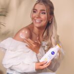 Kristina Petrushina Instagram - Reklam för @nivea 💙 Nu är fröken Soldoktorn på er igen!!!! ☀️ Men ni glömmer väl inte SPF när ni är ute och flänger och far? Inte bara utomlands men även här hemma. Titta bara så glad och belåten jag är när jag tar hand om min lilla hud. Vi har ju trots allt endast en - för resten av livet! Ärligt nu, hur många av er använder solskyddsfaktor dagligen? Handuppräckning! 🙋🏼‍♀️☀️