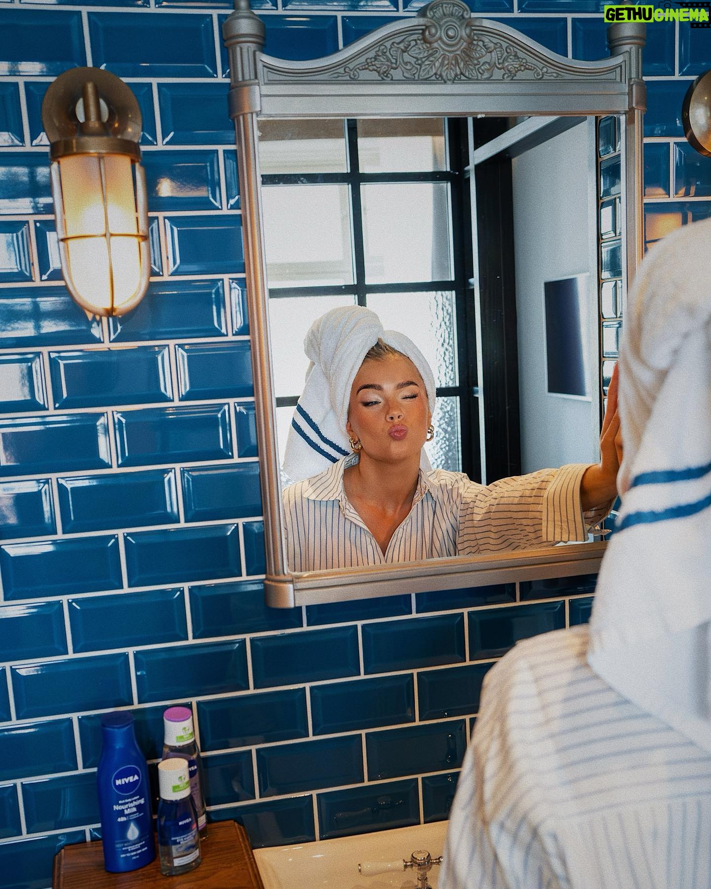 Kristina Petrushina Instagram - I betalt samarbete med NIVEA. Fortsatt mallig hänger jag och @nivea än ihop och det har vi gjort ett rätt långt tag! Jag minns som sagt väl min första blåa plåtburk jag köpte i mellanstadiet som jag smorde in allt o alla som kom i min väg. Dessutom min numera mest trogna följeslagare för glow och återfuktning - Rich Nourishing Body Lotion. Min bästa kompanjon genom livet. Det och såklart den frysta vitlöksbaguetten. Nåja. Nog om mig. När och hur skaffade ni er första NIVEA?! 🧖🏼♀️