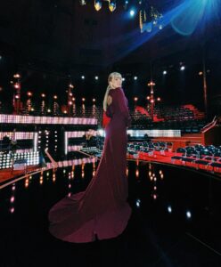 Kristina Petrushina Instagram - Nu ska jag berätta för er om några otroliga tjejer som finns i mitt liv! @idalanto_couture, det är en sån ära att jag får bära dina verk som du skapar och syr. Det är så coolt att se en skiss på papper ta form i din ateljé. Och att du samtidigt är så ödmjuk när du liksom är ett geni!!! Du borde ha jättemycket mera hybris! @sarabiderman min fucking broder - vad hade jag gjort utan dig! Tänk att du lärt mig allt från hur man knäpper en kavaj till att man ska ha kläder man känner sig sassy men ändå bekväm i. Tack för att du introducerat mig för @klarasunneborn och @sarahhjanina. Ni är ett dream team och hype gang! @emeeliiejonsson, ditt unikum! Du kan på riktigt allt! Och att du dessutom ständigt sprider bästa energin runt omkring dig som alltid smittar av sig. Blir helt generad över hur ni skämmer bort en med er kompetens och värme. Hur i hela friden har jag förtjänat er! Orimligt!!! Tack! Tjejor äger!!! ❤️‍🔥