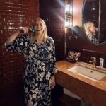 Kristina Petrushina Instagram - Borsta tänderna när du är riktigt glad! *klapp klapp* 👏 Min resa mot bäst munhygien i hela norra Europa fortsätter. Har jag nämnt att jag blivit besatt sen jag uppdaterat till min nya tandborste, men framförallt av appen? Bl.a så timear den tiden så man inte slarvar, trackar borstningen och ger dig koll på hela din munhälsa. Hur kunde jag ens vara lycklig och zen utan en iO9 i livet? Totalt orimligt. Recommend everiåne. Tur att Black Week snart knackar på!