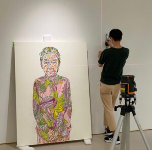 Kristy Cha Ray Chu Instagram - 前幾天布展，看著作品一幅幅的掛上牆，激動的說不出話，它們每一幅畫都是我的寶貝，投入了很多精力，數不盡的夜晚（其中好幾幅畫了3個多月），常常畫到看不見盡頭，不知道自己這麼拼是為了什麼？

終於，這一天要來了，我必須誠實的說，外表看起來很有自信（其實心裡緊張到不行），我還是需要你們的鼓勵，希望大家都能來看我的畫、來支持我，我們5/7開幕見～

曲家瑞個展
2022/5/4-5/28

開幕
2022/5/7(六)
2:00pm-5:00pm

地址
誠品畫廊
台北市信義區菸廠路88號B1

開放時間
週二~週六
11:00am~7:00pm
(週日、週一公休)
@eslitegallery #誠品畫廊 

#每一幅都毫無保留
#每一幅都是唯一
#距離開幕倒數六天
#免費入場
#為我加油