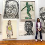 Kristy Cha Ray Chu Instagram - 睽違多年，終於要在台北舉辦個展，地點選在我任教的實踐大學，這裡對我的意義非凡，除了是我看過眾多藝術空間裡，最大器的展廳，我對它還有一份說不出的情感。 當年從紐約回來找到的第一份（也是唯一的）工作，之後就一直待在這裡，二十多年來實踐給了我一個超級棒的教學環境，與一群獨特有天份的學生，雖然自己並非這裡畢業，卻在我生命中佔了很重要的位置。 有了在實踐辦展的想法，便著手規劃，從展覽主題、展出形式、規劃場地 、選作品都不假他人之手（自己最瞭解自己)，在展廳搭建了三座高340cm，總長3200cm的牆。 從我的作品集精選出三十幾幅，近3年最具代表性的自畫像、人物、玩具畫作，包含兩幅從未公開的2021年最新人像畫（母親、小P)，希望每一位參觀者走進來，立即被眼前的繽紛色彩環繞，置身於我的藝術之中。 前天一早9點佈展團隊開始作業，首先到我工作室做最後確認（每一幅畫都覆蓋無酸紙＋泡泡紙包覆），接著上貨車、運送到展廳，再依照設計圖把畫平放在每個區域的地上。 正準備開始掛畫，竟然發現我漏掉一幅作品，原本想說算了，反正也沒有人知道（但我知道啊），於是緊急拜託好友，請朋友的朋友臨時調度一輛貨車，殺到我的工作室找出那幅畫，運回展廳（昏倒）。 這次光是空間的設計圖，考量到場地限制以及觀展動線，就改了好多版本，至於要展出哪幾幅畫，也是選了又換再換，擔心數量不夠（怕你們看不過癮），又要衡量整體觀看的品質。 更別說展廳不允許在牆上釘任何釘子，而新打造的牆面尺度很大，要能夠承受十幾幅裱框的大型畫作（很重），上下兩層懸掛，在支撐結構上，對於木工師傅是極大的挑戰。 當然掛畫團隊的付出更讓我佩服，專業有耐心之外，遇到難題立馬解決，好幾次快接近完工，而我覺得還可以突破（我常這樣要求我學生，他們都快瘋了），提出了意見，團隊都全力配合。 晚上十點，原以為大功告成，我又提議要不要嘗試另一種照明方式，他們二話不說就試，效果出奇的好，工作人員爬上爬下200公分的梯子，為每一幅畫重新安裝新的聚光燈，原本預計９小時的佈展工程，最終15小時完成。 就算之前我有過比這大好幾倍的展覽經驗，感覺還是跟第一次展出一樣，壓力不減反增，我還是一樣沒把握 、一樣很緊張，擔心作品不夠好、撐不起這個展，反正就是會想很多很多。 前一晚還硬是把一幅畫拿出來重畫（我是不是瘋了），整天都無法排便，中間一度躲在學校廁所裡掉眼淚，直到所有的畫都上了牆，我站在展廳中央，心裡的石頭才慢慢放下。 記得爸爸還在的時候，總是拒絕來我的工作室，他對於我沒有任何保留，直視內心最深處，一筆一筆像是自我解剖所刻下的那些自畫像，一點都不欣賞，也不想欣賞，他總是帶點惱怒的說我把自己畫成這樣，什麼人敢來娶我？ 當時的我年輕氣盛，心高氣傲的強調，我的創作從來就沒想過要取悅任何人，父女倆每次談到這個話題，總是不歡而散。 2012年爸爸因病去世，我才意識到自己的創作動力，有很大一部分就是為了證明給他看，表面上或許我很不屑，但心裡期盼著他的一句肯定，而爸爸的離開，讓我強烈感受到人生無法回頭，他再也看不到我的畫，看不到我還在創作這條路上奔馳。 前陣子，無意間在書房抽屜裡，翻到一疊小時候的隨手塗鴉，媽媽才想起那是爸爸留著的，這麼多年一直擺在那裡，我想爸爸當時一定看見了這個女兒的不同，雖然從未說出口，但用著他的方式默默地鼓勵與愛我。 無論你是誰、幾歲，透過這個展，來到我的世界，你會從我的畫裡看見自己，喚醒內心深處，那個和我一樣渴望被認同、被愛的孩子。 #送給自己與粉絲的禮物 展覽：破框而出 - 在繪畫創作中，找回初學者的眼光與勇氣 地點：實踐大學 敏初聽/台北市中山區大直街70號(捷運文湖線 大直站) 展期：2021/5/3-5/15 時間：11:00am-6:00pm週一至週日(免費入場) 感謝成就這個展的幕後團隊： 運輸佈展/達奇藝術 展場施工/璟程設計 空間設計/昱安 展品規劃/克旻 人員配置/彥韋 全程監督/竑嘉 #一步一步朝著夢想前進