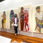 Kristy Cha Ray Chu Instagram - 睽違多年，終於要在台北舉辦個展，地點選在我任教的實踐大學，這裡對我的意義非凡，除了是我看過眾多藝術空間裡，最大器的展廳，我對它還有一份說不出的情感。 當年從紐約回來找到的第一份（也是唯一的）工作，之後就一直待在這裡，二十多年來實踐給了我一個超級棒的教學環境，與一群獨特有天份的學生，雖然自己並非這裡畢業，卻在我生命中佔了很重要的位置。 有了在實踐辦展的想法，便著手規劃，從展覽主題、展出形式、規劃場地 、選作品都不假他人之手（自己最瞭解自己)，在展廳搭建了三座高340cm，總長3200cm的牆。 從我的作品集精選出三十幾幅，近3年最具代表性的自畫像、人物、玩具畫作，包含兩幅從未公開的2021年最新人像畫（母親、小P)，希望每一位參觀者走進來，立即被眼前的繽紛色彩環繞，置身於我的藝術之中。 前天一早9點佈展團隊開始作業，首先到我工作室做最後確認（每一幅畫都覆蓋無酸紙＋泡泡紙包覆），接著上貨車、運送到展廳，再依照設計圖把畫平放在每個區域的地上。 正準備開始掛畫，竟然發現我漏掉一幅作品，原本想說算了，反正也沒有人知道（但我知道啊），於是緊急拜託好友，請朋友的朋友臨時調度一輛貨車，殺到我的工作室找出那幅畫，運回展廳（昏倒）。 這次光是空間的設計圖，考量到場地限制以及觀展動線，就改了好多版本，至於要展出哪幾幅畫，也是選了又換再換，擔心數量不夠（怕你們看不過癮），又要衡量整體觀看的品質。 更別說展廳不允許在牆上釘任何釘子，而新打造的牆面尺度很大，要能夠承受十幾幅裱框的大型畫作（很重），上下兩層懸掛，在支撐結構上，對於木工師傅是極大的挑戰。 當然掛畫團隊的付出更讓我佩服，專業有耐心之外，遇到難題立馬解決，好幾次快接近完工，而我覺得還可以突破（我常這樣要求我學生，他們都快瘋了），提出了意見，團隊都全力配合。 晚上十點，原以為大功告成，我又提議要不要嘗試另一種照明方式，他們二話不說就試，效果出奇的好，工作人員爬上爬下200公分的梯子，為每一幅畫重新安裝新的聚光燈，原本預計９小時的佈展工程，最終15小時完成。 就算之前我有過比這大好幾倍的展覽經驗，感覺還是跟第一次展出一樣，壓力不減反增，我還是一樣沒把握 、一樣很緊張，擔心作品不夠好、撐不起這個展，反正就是會想很多很多。 前一晚還硬是把一幅畫拿出來重畫（我是不是瘋了），整天都無法排便，中間一度躲在學校廁所裡掉眼淚，直到所有的畫都上了牆，我站在展廳中央，心裡的石頭才慢慢放下。 記得爸爸還在的時候，總是拒絕來我的工作室，他對於我沒有任何保留，直視內心最深處，一筆一筆像是自我解剖所刻下的那些自畫像，一點都不欣賞，也不想欣賞，他總是帶點惱怒的說我把自己畫成這樣，什麼人敢來娶我？ 當時的我年輕氣盛，心高氣傲的強調，我的創作從來就沒想過要取悅任何人，父女倆每次談到這個話題，總是不歡而散。 2012年爸爸因病去世，我才意識到自己的創作動力，有很大一部分就是為了證明給他看，表面上或許我很不屑，但心裡期盼著他的一句肯定，而爸爸的離開，讓我強烈感受到人生無法回頭，他再也看不到我的畫，看不到我還在創作這條路上奔馳。 前陣子，無意間在書房抽屜裡，翻到一疊小時候的隨手塗鴉，媽媽才想起那是爸爸留著的，這麼多年一直擺在那裡，我想爸爸當時一定看見了這個女兒的不同，雖然從未說出口，但用著他的方式默默地鼓勵與愛我。 無論你是誰、幾歲，透過這個展，來到我的世界，你會從我的畫裡看見自己，喚醒內心深處，那個和我一樣渴望被認同、被愛的孩子。 #送給自己與粉絲的禮物 展覽：破框而出 - 在繪畫創作中，找回初學者的眼光與勇氣 地點：實踐大學 敏初聽/台北市中山區大直街70號(捷運文湖線 大直站) 展期：2021/5/3-5/15 時間：11:00am-6:00pm週一至週日(免費入場) 感謝成就這個展的幕後團隊： 運輸佈展/達奇藝術 展場施工/璟程設計 空間設計/昱安 展品規劃/克旻 人員配置/彥韋 全程監督/竑嘉 #一步一步朝著夢想前進