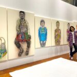 Kristy Cha Ray Chu Instagram - 睽違多年，終於要在台北舉辦個展，地點選在我任教的實踐大學，這裡對我的意義非凡，除了是我看過眾多藝術空間裡，最大器的展廳，我對它還有一份說不出的情感。 當年從紐約回來找到的第一份（也是唯一的）工作，之後就一直待在這裡，二十多年來實踐給了我一個超級棒的教學環境，與一群獨特有天份的學生，雖然自己並非這裡畢業，卻在我生命中佔了很重要的位置。 有了在實踐辦展的想法，便著手規劃，從展覽主題、展出形式、規劃場地 、選作品都不假他人之手（自己最瞭解自己)，在展廳搭建了三座高340cm，總長3200cm的牆。 從我的作品集精選出三十幾幅，近3年最具代表性的自畫像、人物、玩具畫作，包含兩幅從未公開的2021年最新人像畫（母親、小P)，希望每一位參觀者走進來，立即被眼前的繽紛色彩環繞，置身於我的藝術之中。 前天一早9點佈展團隊開始作業，首先到我工作室做最後確認（每一幅畫都覆蓋無酸紙＋泡泡紙包覆），接著上貨車、運送到展廳，再依照設計圖把畫平放在每個區域的地上。 正準備開始掛畫，竟然發現我漏掉一幅作品，原本想說算了，反正也沒有人知道（但我知道啊），於是緊急拜託好友，請朋友的朋友臨時調度一輛貨車，殺到我的工作室找出那幅畫，運回展廳（昏倒）。 這次光是空間的設計圖，考量到場地限制以及觀展動線，就改了好多版本，至於要展出哪幾幅畫，也是選了又換再換，擔心數量不夠（怕你們看不過癮），又要衡量整體觀看的品質。 更別說展廳不允許在牆上釘任何釘子，而新打造的牆面尺度很大，要能夠承受十幾幅裱框的大型畫作（很重），上下兩層懸掛，在支撐結構上，對於木工師傅是極大的挑戰。 當然掛畫團隊的付出更讓我佩服，專業有耐心之外，遇到難題立馬解決，好幾次快接近完工，而我覺得還可以突破（我常這樣要求我學生，他們都快瘋了），提出了意見，團隊都全力配合。 晚上十點，原以為大功告成，我又提議要不要嘗試另一種照明方式，他們二話不說就試，效果出奇的好，工作人員爬上爬下200公分的梯子，為每一幅畫重新安裝新的聚光燈，原本預計９小時的佈展工程，最終15小時完成。 就算之前我有過比這大好幾倍的展覽經驗，感覺還是跟第一次展出一樣，壓力不減反增，我還是一樣沒把握 、一樣很緊張，擔心作品不夠好、撐不起這個展，反正就是會想很多很多。 前一晚還硬是把一幅畫拿出來重畫（我是不是瘋了），整天都無法排便，中間一度躲在學校廁所裡掉眼淚，直到所有的畫都上了牆，我站在展廳中央，心裡的石頭才慢慢放下。 記得爸爸還在的時候，總是拒絕來我的工作室，他對於我沒有任何保留，直視內心最深處，一筆一筆像是自我解剖所刻下的那些自畫像，一點都不欣賞，也不想欣賞，他總是帶點惱怒的說我把自己畫成這樣，什麼人敢來娶我？ 當時的我年輕氣盛，心高氣傲的強調，我的創作從來就沒想過要取悅任何人，父女倆每次談到這個話題，總是不歡而散。 2012年爸爸因病去世，我才意識到自己的創作動力，有很大一部分就是為了證明給他看，表面上或許我很不屑，但心裡期盼著他的一句肯定，而爸爸的離開，讓我強烈感受到人生無法回頭，他再也看不到我的畫，看不到我還在創作這條路上奔馳。 前陣子，無意間在書房抽屜裡，翻到一疊小時候的隨手塗鴉，媽媽才想起那是爸爸留著的，這麼多年一直擺在那裡，我想爸爸當時一定看見了這個女兒的不同，雖然從未說出口，但用著他的方式默默地鼓勵與愛我。 無論你是誰、幾歲，透過這個展，來到我的世界，你會從我的畫裡看見自己，喚醒內心深處，那個和我一樣渴望被認同、被愛的孩子。 #送給自己與粉絲的禮物 展覽：破框而出 - 在繪畫創作中，找回初學者的眼光與勇氣 地點：實踐大學 敏初聽/台北市中山區大直街70號(捷運文湖線 大直站) 展期：2021/5/3-5/15 時間：11:00am-6:00pm週一至週日(免費入場) 感謝成就這個展的幕後團隊： 運輸佈展/達奇藝術 展場施工/璟程設計 空間設計/昱安 展品規劃/克旻 人員配置/彥韋 全程監督/竑嘉 #一步一步朝著夢想前進