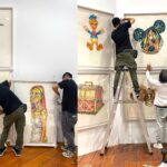 Kristy Cha Ray Chu Instagram - 睽違多年，終於要在台北舉辦個展，地點選在我任教的實踐大學，這裡對我的意義非凡，除了是我看過眾多藝術空間裡，最大器的展廳，我對它還有一份說不出的情感。 當年從紐約回來找到的第一份（也是唯一的）工作，之後就一直待在這裡，二十多年來實踐給了我一個超級棒的教學環境，與一群獨特有天份的學生，雖然自己並非這裡畢業，卻在我生命中佔了很重要的位置。 有了在實踐辦展的想法，便著手規劃，從展覽主題、展出形式、規劃場地 、選作品都不假他人之手（自己最瞭解自己)，在展廳搭建了三座高340cm，總長3200cm的牆。 從我的作品集精選出三十幾幅，近3年最具代表性的自畫像、人物、玩具畫作，包含兩幅從未公開的2021年最新人像畫（母親、小P)，希望每一位參觀者走進來，立即被眼前的繽紛色彩環繞，置身於我的藝術之中。 前天一早9點佈展團隊開始作業，首先到我工作室做最後確認（每一幅畫都覆蓋無酸紙＋泡泡紙包覆），接著上貨車、運送到展廳，再依照設計圖把畫平放在每個區域的地上。 正準備開始掛畫，竟然發現我漏掉一幅作品，原本想說算了，反正也沒有人知道（但我知道啊），於是緊急拜託好友，請朋友的朋友臨時調度一輛貨車，殺到我的工作室找出那幅畫，運回展廳（昏倒）。 這次光是空間的設計圖，考量到場地限制以及觀展動線，就改了好多版本，至於要展出哪幾幅畫，也是選了又換再換，擔心數量不夠（怕你們看不過癮），又要衡量整體觀看的品質。 更別說展廳不允許在牆上釘任何釘子，而新打造的牆面尺度很大，要能夠承受十幾幅裱框的大型畫作（很重），上下兩層懸掛，在支撐結構上，對於木工師傅是極大的挑戰。 當然掛畫團隊的付出更讓我佩服，專業有耐心之外，遇到難題立馬解決，好幾次快接近完工，而我覺得還可以突破（我常這樣要求我學生，他們都快瘋了），提出了意見，團隊都全力配合。 晚上十點，原以為大功告成，我又提議要不要嘗試另一種照明方式，他們二話不說就試，效果出奇的好，工作人員爬上爬下200公分的梯子，為每一幅畫重新安裝新的聚光燈，原本預計９小時的佈展工程，最終15小時完成。 就算之前我有過比這大好幾倍的展覽經驗，感覺還是跟第一次展出一樣，壓力不減反增，我還是一樣沒把握 、一樣很緊張，擔心作品不夠好、撐不起這個展，反正就是會想很多很多。 前一晚還硬是把一幅畫拿出來重畫（我是不是瘋了），整天都無法排便，中間一度躲在學校廁所裡掉眼淚，直到所有的畫都上了牆，我站在展廳中央，心裡的石頭才慢慢放下。 記得爸爸還在的時候，總是拒絕來我的工作室，他對於我沒有任何保留，直視內心最深處，一筆一筆像是自我解剖所刻下的那些自畫像，一點都不欣賞，也不想欣賞，他總是帶點惱怒的說我把自己畫成這樣，什麼人敢來娶我？ 當時的我年輕氣盛，心高氣傲的強調，我的創作從來就沒想過要取悅任何人，父女倆每次談到這個話題，總是不歡而散。 2012年爸爸因病去世，我才意識到自己的創作動力，有很大一部分就是為了證明給他看，表面上或許我很不屑，但心裡期盼著他的一句肯定，而爸爸的離開，讓我強烈感受到人生無法回頭，他再也看不到我的畫，看不到我還在創作這條路上奔馳。 前陣子，無意間在書房抽屜裡，翻到一疊小時候的隨手塗鴉，媽媽才想起那是爸爸留著的，這麼多年一直擺在那裡，我想爸爸當時一定看見了這個女兒的不同，雖然從未說出口，但用著他的方式默默地鼓勵與愛我。 無論你是誰、幾歲，透過這個展，來到我的世界，你會從我的畫裡看見自己，喚醒內心深處，那個和我一樣渴望被認同、被愛的孩子。 #送給自己與粉絲的禮物 展覽：破框而出 - 在繪畫創作中，找回初學者的眼光與勇氣 地點：實踐大學 敏初聽/台北市中山區大直街70號(捷運文湖線 大直站) 展期：2021/5/3-5/15 時間：11:00am-6:00pm週一至週日(免費入場) 感謝成就這個展的幕後團隊： 運輸佈展/達奇藝術 展場施工/璟程設計 空間設計/昱安 展品規劃/克旻 人員配置/彥韋 全程監督/竑嘉 #一步一步朝著夢想前進
