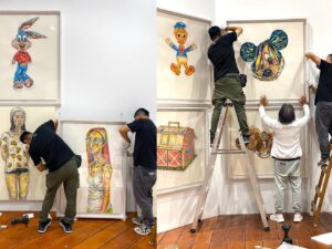 Kristy Cha Ray Chu Instagram - 睽違多年，終於要在台北舉辦個展，地點選在我任教的實踐大學，這裡對我的意義非凡，除了是我看過眾多藝術空間裡，最大器的展廳，我對它還有一份說不出的情感。 當年從紐約回來找到的第一份（也是唯一的）工作，之後就一直待在這裡，二十多年來實踐給了我一個超級棒的教學環境，與一群獨特有天份的學生，雖然自己並非這裡畢業，卻在我生命中佔了很重要的位置。 有了在實踐辦展的想法，便著手規劃，從展覽主題、展出形式、規劃場地 、選作品都不假他人之手（自己最瞭解自己)，在展廳搭建了三座高340cm，總長3200cm的牆。 從我的作品集精選出三十幾幅，近3年最具代表性的自畫像、人物、玩具畫作，包含兩幅從未公開的2021年最新人像畫（母親、小P)，希望每一位參觀者走進來，立即被眼前的繽紛色彩環繞，置身於我的藝術之中。 前天一早9點佈展團隊開始作業，首先到我工作室做最後確認（每一幅畫都覆蓋無酸紙＋泡泡紙包覆），接著上貨車、運送到展廳，再依照設計圖把畫平放在每個區域的地上。 正準備開始掛畫，竟然發現我漏掉一幅作品，原本想說算了，反正也沒有人知道（但我知道啊），於是緊急拜託好友，請朋友的朋友臨時調度一輛貨車，殺到我的工作室找出那幅畫，運回展廳（昏倒）。 這次光是空間的設計圖，考量到場地限制以及觀展動線，就改了好多版本，至於要展出哪幾幅畫，也是選了又換再換，擔心數量不夠（怕你們看不過癮），又要衡量整體觀看的品質。 更別說展廳不允許在牆上釘任何釘子，而新打造的牆面尺度很大，要能夠承受十幾幅裱框的大型畫作（很重），上下兩層懸掛，在支撐結構上，對於木工師傅是極大的挑戰。 當然掛畫團隊的付出更讓我佩服，專業有耐心之外，遇到難題立馬解決，好幾次快接近完工，而我覺得還可以突破（我常這樣要求我學生，他們都快瘋了），提出了意見，團隊都全力配合。 晚上十點，原以為大功告成，我又提議要不要嘗試另一種照明方式，他們二話不說就試，效果出奇的好，工作人員爬上爬下200公分的梯子，為每一幅畫重新安裝新的聚光燈，原本預計９小時的佈展工程，最終15小時完成。 就算之前我有過比這大好幾倍的展覽經驗，感覺還是跟第一次展出一樣，壓力不減反增，我還是一樣沒把握 、一樣很緊張，擔心作品不夠好、撐不起這個展，反正就是會想很多很多。 前一晚還硬是把一幅畫拿出來重畫（我是不是瘋了），整天都無法排便，中間一度躲在學校廁所裡掉眼淚，直到所有的畫都上了牆，我站在展廳中央，心裡的石頭才慢慢放下。 記得爸爸還在的時候，總是拒絕來我的工作室，他對於我沒有任何保留，直視內心最深處，一筆一筆像是自我解剖所刻下的那些自畫像，一點都不欣賞，也不想欣賞，他總是帶點惱怒的說我把自己畫成這樣，什麼人敢來娶我？ 當時的我年輕氣盛，心高氣傲的強調，我的創作從來就沒想過要取悅任何人，父女倆每次談到這個話題，總是不歡而散。 2012年爸爸因病去世，我才意識到自己的創作動力，有很大一部分就是為了證明給他看，表面上或許我很不屑，但心裡期盼著他的一句肯定，而爸爸的離開，讓我強烈感受到人生無法回頭，他再也看不到我的畫，看不到我還在創作這條路上奔馳。 前陣子，無意間在書房抽屜裡，翻到一疊小時候的隨手塗鴉，媽媽才想起那是爸爸留著的，這麼多年一直擺在那裡，我想爸爸當時一定看見了這個女兒的不同，雖然從未說出口，但用著他的方式默默地鼓勵與愛我。 無論你是誰、幾歲，透過這個展，來到我的世界，你會從我的畫裡看見自己，喚醒內心深處，那個和我一樣渴望被認同、被愛的孩子。 #送給自己與粉絲的禮物 展覽：破框而出 - 在繪畫創作中，找回初學者的眼光與勇氣 地點：實踐大學 敏初聽/台北市中山區大直街70號(捷運文湖線 大直站) 展期：2021/5/3-5/15 時間：11:00am-6:00pm週一至週日(免費入場) 感謝成就這個展的幕後團隊： 運輸佈展/達奇藝術 展場施工/璟程設計 空間設計/昱安 展品規劃/克旻 人員配置/彥韋 全程監督/竑嘉 #一步一步朝著夢想前進