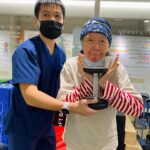 Kristy Cha Ray Chu Instagram - 三年前媽媽在家中跌倒，動了一個髖關節手術，感謝當時的骨科吳仲鼎醫師（現為康寧副院長），手術順利亦如期康復，吳副院長推薦媽媽去一間團體復健中心，但因為疫情正值高峰，我們做子女擔心她的身體，便打消了這個念頭，卻沒有預測到老人家長時間待在家裡、無法出門，對她的身體心理產成了一些影響。 一年前，開始察覺到媽媽有了一些改變，一開始我還不懂為什麼，只覺得她怎麼一直待在房間，話越來越少，之後狀況越來越明顯，媽媽的食慾也越來越差，有一段時間我還會氣她，為什麼注意力不集中？為什麼妳做什麼都提不起勁呢？ 直到一次不小心看到媽媽在浴室洗澡的背影，當下才驚覺她突然瘦了好多，我這個做女兒的怎麼這麼粗心，沒有更敏感，即早發現她身心狀態的下滑，便立即跟姊姊弟弟討論、詢問身邊朋友、上網找資料、查相關的案例，終於，皇天不服苦心人（老天疼惜），幾週後接觸到開啟媽媽全新人生的物理治療。 原本媽媽是非常抗拒的，她認為自己又沒有病，為什麼要來找物理治療師？（還是我盧了半天，半哄半騙才把她帶來），記得那天我們在診間外等，有一對母女走出來，媽媽突然笑了，我抬頭一看，她們倆根本就是我們母女倆的翻版（女兒攙扶著年邁母親），當下的直覺就是我們來對地方了。 第一次見到陳曉謙物理治療師，他很有耐心地跟媽媽聊天、聽她說話，立刻化解了她心中的不安與尷尬，接著幫媽媽做了一系列的體能評估與耐力測試，且不斷地給予鼓勵，我可以感覺到媽媽卸下了心防，不但沒有排斥，也願意報名來跟曉謙治療師上一堂課。 不僅是物理治療，曉謙還安排做了骨質密度檢測，邀請營養師加入，為媽媽日常飲食的營養攝取做了全面的說明（針對我媽這種挑食又不愛喝水，非常重要）。 相信嗎？從去年10月13日第一堂課開始，媽媽持續一週至少1～2次的課程，至今七個月從未間斷。 很慶幸媽媽的每一個第一次，我都有參與到（全程見證），從第一次踢足球，第一次練習前傾，第一次跨越障礙物，到第一次上下平衡球，第一次TRX Row拉力訓練，第一次單腳站超過5秒，第一次閉眼睛站一直線10秒鐘，第一次的滑輪下拉，第一次不依賴輔助自己上下樓梯，第一次踏上跑步機大步走5分鐘。 這些原本對媽媽或許沒有那麼難，但手術後她的心裡有一部分是害怕的，多半是來自於擔心再次跌倒而不敢從事很多活動，以至於逐漸退縮到不願意走出去，身體狀況自然就越來越差，因此需要依靠物理治療去喚醒那些被遺忘的身體記憶。 看著她這幾個月來一點一點的進步，不僅要感謝專業又有愛心的曉謙治療師（一個步驟一個步驟帶著媽媽，依她的體能慢慢調整，做強度的拿捏），我也好佩服媽媽（對一個85歲的女性而言，已經是超極限挑戰），我知道她這麼努力想要好，最終的希望是能多陪在我們兒女還有孫子女的身邊。 曉謙總是給媽媽滿滿的正能量與鼓勵，“很好！100分，曲媽媽又進步了！”，“有我在，妳別擔心”，“很棒，我們再做一次！“，“妳越不用它，就越不能用了歐”，”台灣做過統計，85歲以上能夠單腳金雞獨立站五秒，妳已經是前30名！“ 曉謙給予媽媽很大的信念，他帶著媽媽躺在地上，抬屁股練大腿肌，鍛鍊媽媽手臂的拉力，教導媽媽試著從慢慢蹲下、跪、坐在地上到再站起來，以及無預警來自四面八方的推力測試。 這些都在訓練遇到狀況的即時反應，他要媽媽別驚慌，因為她已有足夠的肌耐力讓身體平衡，假使再跌倒，也可藉由周圍桌椅的輔助，原地支撐自己站起來。這不僅給媽媽打了一劑強心針，我們做子女的也有更多這方面的知識，能在突發的當下輔助她。 因次無論再累、流再多汗，媽媽臉上總是洋溢著笑容，曉謙不僅把媽媽的體能鍛鍊好，她失去的自信也慢慢找回來了，忘了一提，上週量體重增加了4公斤多（我當場尖叫），這對媽媽亦是很大的激勵。 有時候媽媽有心事，曉謙也會趁著做運動的空擋，來個心靈交流的Talk，我常常一旁看了都很感動（不好意思打擾他們），最近一次是他鼓勵媽媽要多出去跟老朋友聚聚，兩個人聊著聊著媽媽流下了眼淚，當下我真的嚇到，因為媽媽從不在我面前哭過，就算之前髖關節骨折痛到不行，都強忍著淚水。 只能說，曉謙絕對不僅僅是一位優秀的物理治療師，他更在乎媽媽的心理狀態，是一位很用心對待學生的老師。 像我說話太直接，很多時候明明出自善意卻常常跟媽媽起衝突，他會特別提醒我， 年紀大的人心裡都會比較脆弱（又愛面子），要多給她們空間與時間去消化一些新的觀念，不要硬把自己認爲的好，強壓在她們的身上。 他說假使台灣能夠更早有這方面的意識，他最思念的爺爺，晚年或許就不會一直臥床，這也是他決定投入物理治療很大的一個關鍵。 我也希望能夠幫助更多類似我母親情況的年長者，只要妳你願意跨出第一步，絕對有機會讓自己回到原本的生活，重拾信心（當然要視每個人的狀況，且心裡的那個坎是最難的）。 寫到這裡，我轉身問媽媽有什麼話想跟曉謙講，她說：『曾經以為不可能，現在已經能自己走路....』，說著說著突然停了，我這才發現她鼻子紅紅的，望著她，我知道媽媽對曉謙的感謝，一切盡在不言中。 #祝媽媽母親節快樂 #祝全天下的媽媽阿嬤母親節快樂 #妳們都要健健康康 #感謝陳曉謙物理治療師 #你是媽媽的天使 #感謝邦耀物理治療師 #物理治療開啟媽媽術後新人生