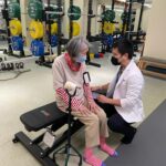 Kristy Cha Ray Chu Instagram - 三年前媽媽在家中跌倒，動了一個髖關節手術，感謝當時的骨科吳仲鼎醫師（現為康寧副院長），手術順利亦如期康復，吳副院長推薦媽媽去一間團體復健中心，但因為疫情正值高峰，我們做子女擔心她的身體，便打消了這個念頭，卻沒有預測到老人家長時間待在家裡、無法出門，對她的身體心理產成了一些影響。 一年前，開始察覺到媽媽有了一些改變，一開始我還不懂為什麼，只覺得她怎麼一直待在房間，話越來越少，之後狀況越來越明顯，媽媽的食慾也越來越差，有一段時間我還會氣她，為什麼注意力不集中？為什麼妳做什麼都提不起勁呢？ 直到一次不小心看到媽媽在浴室洗澡的背影，當下才驚覺她突然瘦了好多，我這個做女兒的怎麼這麼粗心，沒有更敏感，即早發現她身心狀態的下滑，便立即跟姊姊弟弟討論、詢問身邊朋友、上網找資料、查相關的案例，終於，皇天不服苦心人（老天疼惜），幾週後接觸到開啟媽媽全新人生的物理治療。 原本媽媽是非常抗拒的，她認為自己又沒有病，為什麼要來找物理治療師？（還是我盧了半天，半哄半騙才把她帶來），記得那天我們在診間外等，有一對母女走出來，媽媽突然笑了，我抬頭一看，她們倆根本就是我們母女倆的翻版（女兒攙扶著年邁母親），當下的直覺就是我們來對地方了。 第一次見到陳曉謙物理治療師，他很有耐心地跟媽媽聊天、聽她說話，立刻化解了她心中的不安與尷尬，接著幫媽媽做了一系列的體能評估與耐力測試，且不斷地給予鼓勵，我可以感覺到媽媽卸下了心防，不但沒有排斥，也願意報名來跟曉謙治療師上一堂課。 不僅是物理治療，曉謙還安排做了骨質密度檢測，邀請營養師加入，為媽媽日常飲食的營養攝取做了全面的說明（針對我媽這種挑食又不愛喝水，非常重要）。 相信嗎？從去年10月13日第一堂課開始，媽媽持續一週至少1～2次的課程，至今七個月從未間斷。 很慶幸媽媽的每一個第一次，我都有參與到（全程見證），從第一次踢足球，第一次練習前傾，第一次跨越障礙物，到第一次上下平衡球，第一次TRX Row拉力訓練，第一次單腳站超過5秒，第一次閉眼睛站一直線10秒鐘，第一次的滑輪下拉，第一次不依賴輔助自己上下樓梯，第一次踏上跑步機大步走5分鐘。 這些原本對媽媽或許沒有那麼難，但手術後她的心裡有一部分是害怕的，多半是來自於擔心再次跌倒而不敢從事很多活動，以至於逐漸退縮到不願意走出去，身體狀況自然就越來越差，因此需要依靠物理治療去喚醒那些被遺忘的身體記憶。 看著她這幾個月來一點一點的進步，不僅要感謝專業又有愛心的曉謙治療師（一個步驟一個步驟帶著媽媽，依她的體能慢慢調整，做強度的拿捏），我也好佩服媽媽（對一個85歲的女性而言，已經是超極限挑戰），我知道她這麼努力想要好，最終的希望是能多陪在我們兒女還有孫子女的身邊。 曉謙總是給媽媽滿滿的正能量與鼓勵，“很好！100分，曲媽媽又進步了！”，“有我在，妳別擔心”，“很棒，我們再做一次！“，“妳越不用它，就越不能用了歐”，”台灣做過統計，85歲以上能夠單腳金雞獨立站五秒，妳已經是前30名！“ 曉謙給予媽媽很大的信念，他帶著媽媽躺在地上，抬屁股練大腿肌，鍛鍊媽媽手臂的拉力，教導媽媽試著從慢慢蹲下、跪、坐在地上到再站起來，以及無預警來自四面八方的推力測試。 這些都在訓練遇到狀況的即時反應，他要媽媽別驚慌，因為她已有足夠的肌耐力讓身體平衡，假使再跌倒，也可藉由周圍桌椅的輔助，原地支撐自己站起來。這不僅給媽媽打了一劑強心針，我們做子女的也有更多這方面的知識，能在突發的當下輔助她。 因次無論再累、流再多汗，媽媽臉上總是洋溢著笑容，曉謙不僅把媽媽的體能鍛鍊好，她失去的自信也慢慢找回來了，忘了一提，上週量體重增加了4公斤多（我當場尖叫），這對媽媽亦是很大的激勵。 有時候媽媽有心事，曉謙也會趁著做運動的空擋，來個心靈交流的Talk，我常常一旁看了都很感動（不好意思打擾他們），最近一次是他鼓勵媽媽要多出去跟老朋友聚聚，兩個人聊著聊著媽媽流下了眼淚，當下我真的嚇到，因為媽媽從不在我面前哭過，就算之前髖關節骨折痛到不行，都強忍著淚水。 只能說，曉謙絕對不僅僅是一位優秀的物理治療師，他更在乎媽媽的心理狀態，是一位很用心對待學生的老師。 像我說話太直接，很多時候明明出自善意卻常常跟媽媽起衝突，他會特別提醒我， 年紀大的人心裡都會比較脆弱（又愛面子），要多給她們空間與時間去消化一些新的觀念，不要硬把自己認爲的好，強壓在她們的身上。 他說假使台灣能夠更早有這方面的意識，他最思念的爺爺，晚年或許就不會一直臥床，這也是他決定投入物理治療很大的一個關鍵。 我也希望能夠幫助更多類似我母親情況的年長者，只要妳你願意跨出第一步，絕對有機會讓自己回到原本的生活，重拾信心（當然要視每個人的狀況，且心裡的那個坎是最難的）。 寫到這裡，我轉身問媽媽有什麼話想跟曉謙講，她說：『曾經以為不可能，現在已經能自己走路....』，說著說著突然停了，我這才發現她鼻子紅紅的，望著她，我知道媽媽對曉謙的感謝，一切盡在不言中。 #祝媽媽母親節快樂 #祝全天下的媽媽阿嬤母親節快樂 #妳們都要健健康康 #感謝陳曉謙物理治療師 #你是媽媽的天使 #感謝邦耀物理治療師 #物理治療開啟媽媽術後新人生