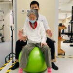 Kristy Cha Ray Chu Instagram - 三年前媽媽在家中跌倒，動了一個髖關節手術，感謝當時的骨科吳仲鼎醫師（現為康寧副院長），手術順利亦如期康復，吳副院長推薦媽媽去一間團體復健中心，但因為疫情正值高峰，我們做子女擔心她的身體，便打消了這個念頭，卻沒有預測到老人家長時間待在家裡、無法出門，對她的身體心理產成了一些影響。 一年前，開始察覺到媽媽有了一些改變，一開始我還不懂為什麼，只覺得她怎麼一直待在房間，話越來越少，之後狀況越來越明顯，媽媽的食慾也越來越差，有一段時間我還會氣她，為什麼注意力不集中？為什麼妳做什麼都提不起勁呢？ 直到一次不小心看到媽媽在浴室洗澡的背影，當下才驚覺她突然瘦了好多，我這個做女兒的怎麼這麼粗心，沒有更敏感，即早發現她身心狀態的下滑，便立即跟姊姊弟弟討論、詢問身邊朋友、上網找資料、查相關的案例，終於，皇天不服苦心人（老天疼惜），幾週後接觸到開啟媽媽全新人生的物理治療。 原本媽媽是非常抗拒的，她認為自己又沒有病，為什麼要來找物理治療師？（還是我盧了半天，半哄半騙才把她帶來），記得那天我們在診間外等，有一對母女走出來，媽媽突然笑了，我抬頭一看，她們倆根本就是我們母女倆的翻版（女兒攙扶著年邁母親），當下的直覺就是我們來對地方了。 第一次見到陳曉謙物理治療師，他很有耐心地跟媽媽聊天、聽她說話，立刻化解了她心中的不安與尷尬，接著幫媽媽做了一系列的體能評估與耐力測試，且不斷地給予鼓勵，我可以感覺到媽媽卸下了心防，不但沒有排斥，也願意報名來跟曉謙治療師上一堂課。 不僅是物理治療，曉謙還安排做了骨質密度檢測，邀請營養師加入，為媽媽日常飲食的營養攝取做了全面的說明（針對我媽這種挑食又不愛喝水，非常重要）。 相信嗎？從去年10月13日第一堂課開始，媽媽持續一週至少1～2次的課程，至今七個月從未間斷。 很慶幸媽媽的每一個第一次，我都有參與到（全程見證），從第一次踢足球，第一次練習前傾，第一次跨越障礙物，到第一次上下平衡球，第一次TRX Row拉力訓練，第一次單腳站超過5秒，第一次閉眼睛站一直線10秒鐘，第一次的滑輪下拉，第一次不依賴輔助自己上下樓梯，第一次踏上跑步機大步走5分鐘。 這些原本對媽媽或許沒有那麼難，但手術後她的心裡有一部分是害怕的，多半是來自於擔心再次跌倒而不敢從事很多活動，以至於逐漸退縮到不願意走出去，身體狀況自然就越來越差，因此需要依靠物理治療去喚醒那些被遺忘的身體記憶。 看著她這幾個月來一點一點的進步，不僅要感謝專業又有愛心的曉謙治療師（一個步驟一個步驟帶著媽媽，依她的體能慢慢調整，做強度的拿捏），我也好佩服媽媽（對一個85歲的女性而言，已經是超極限挑戰），我知道她這麼努力想要好，最終的希望是能多陪在我們兒女還有孫子女的身邊。 曉謙總是給媽媽滿滿的正能量與鼓勵，“很好！100分，曲媽媽又進步了！”，“有我在，妳別擔心”，“很棒，我們再做一次！“，“妳越不用它，就越不能用了歐”，”台灣做過統計，85歲以上能夠單腳金雞獨立站五秒，妳已經是前30名！“ 曉謙給予媽媽很大的信念，他帶著媽媽躺在地上，抬屁股練大腿肌，鍛鍊媽媽手臂的拉力，教導媽媽試著從慢慢蹲下、跪、坐在地上到再站起來，以及無預警來自四面八方的推力測試。 這些都在訓練遇到狀況的即時反應，他要媽媽別驚慌，因為她已有足夠的肌耐力讓身體平衡，假使再跌倒，也可藉由周圍桌椅的輔助，原地支撐自己站起來。這不僅給媽媽打了一劑強心針，我們做子女的也有更多這方面的知識，能在突發的當下輔助她。 因次無論再累、流再多汗，媽媽臉上總是洋溢著笑容，曉謙不僅把媽媽的體能鍛鍊好，她失去的自信也慢慢找回來了，忘了一提，上週量體重增加了4公斤多（我當場尖叫），這對媽媽亦是很大的激勵。 有時候媽媽有心事，曉謙也會趁著做運動的空擋，來個心靈交流的Talk，我常常一旁看了都很感動（不好意思打擾他們），最近一次是他鼓勵媽媽要多出去跟老朋友聚聚，兩個人聊著聊著媽媽流下了眼淚，當下我真的嚇到，因為媽媽從不在我面前哭過，就算之前髖關節骨折痛到不行，都強忍著淚水。 只能說，曉謙絕對不僅僅是一位優秀的物理治療師，他更在乎媽媽的心理狀態，是一位很用心對待學生的老師。 像我說話太直接，很多時候明明出自善意卻常常跟媽媽起衝突，他會特別提醒我， 年紀大的人心裡都會比較脆弱（又愛面子），要多給她們空間與時間去消化一些新的觀念，不要硬把自己認爲的好，強壓在她們的身上。 他說假使台灣能夠更早有這方面的意識，他最思念的爺爺，晚年或許就不會一直臥床，這也是他決定投入物理治療很大的一個關鍵。 我也希望能夠幫助更多類似我母親情況的年長者，只要妳你願意跨出第一步，絕對有機會讓自己回到原本的生活，重拾信心（當然要視每個人的狀況，且心裡的那個坎是最難的）。 寫到這裡，我轉身問媽媽有什麼話想跟曉謙講，她說：『曾經以為不可能，現在已經能自己走路....』，說著說著突然停了，我這才發現她鼻子紅紅的，望著她，我知道媽媽對曉謙的感謝，一切盡在不言中。 #祝媽媽母親節快樂 #祝全天下的媽媽阿嬤母親節快樂 #妳們都要健健康康 #感謝陳曉謙物理治療師 #你是媽媽的天使 #感謝邦耀物理治療師 #物理治療開啟媽媽術後新人生