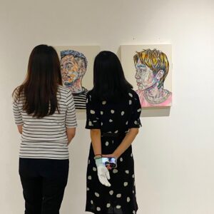 Kristy Cha Ray Chu Instagram - 前幾天布展，看著作品一幅幅的掛上牆，激動的說不出話，它們每一幅畫都是我的寶貝，投入了很多精力，數不盡的夜晚（其中好幾幅畫了3個多月），常常畫到看不見盡頭，不知道自己這麼拼是為了什麼？

終於，這一天要來了，我必須誠實的說，外表看起來很有自信（其實心裡緊張到不行），我還是需要你們的鼓勵，希望大家都能來看我的畫、來支持我，我們5/7開幕見～

曲家瑞個展
2022/5/4-5/28

開幕
2022/5/7(六)
2:00pm-5:00pm

地址
誠品畫廊
台北市信義區菸廠路88號B1

開放時間
週二~週六
11:00am~7:00pm
(週日、週一公休)
@eslitegallery #誠品畫廊 

#每一幅都毫無保留
#每一幅都是唯一
#距離開幕倒數六天
#免費入場
#為我加油
