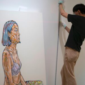 Kristy Cha Ray Chu Instagram - 前幾天布展，看著作品一幅幅的掛上牆，激動的說不出話，它們每一幅畫都是我的寶貝，投入了很多精力，數不盡的夜晚（其中好幾幅畫了3個多月），常常畫到看不見盡頭，不知道自己這麼拼是為了什麼？

終於，這一天要來了，我必須誠實的說，外表看起來很有自信（其實心裡緊張到不行），我還是需要你們的鼓勵，希望大家都能來看我的畫、來支持我，我們5/7開幕見～

曲家瑞個展
2022/5/4-5/28

開幕
2022/5/7(六)
2:00pm-5:00pm

地址
誠品畫廊
台北市信義區菸廠路88號B1

開放時間
週二~週六
11:00am~7:00pm
(週日、週一公休)
@eslitegallery #誠品畫廊 

#每一幅都毫無保留
#每一幅都是唯一
#距離開幕倒數六天
#免費入場
#為我加油