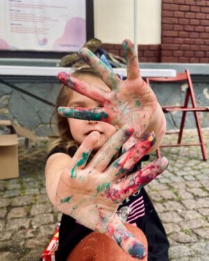 Kristýna Leichtová Instagram - Nechci do školky!!!
Situace která u nás trvá víc jak měsíc! Podotýkám že rok a půl tam chodila s radostí a nemohla dospat! Tak teď je to tak, že už v neděli večer začíná kolečko smutku a přemlouvání, vysvětlování, zlobení, mrzení, ukazování fotek s kamarády ze školky, vzpomínání na zážitky, slibování, plánování, učení hodin, ujišťování…
A stejně se ráno probudí a nehne s ní nic. Občas až do té školky dojdeme, ale situace na koberci v převlékárně, nás okamžitě přiměje odejít. A tak si ji Vojta bere do kanceláře, já do Koutku. K její spokojenosti. Ne toliko k naší. 
Naše práce momentálně vyžaduje hodně používat hlavu, plánovat a kombinovat. A to je se šťebetáním typu “složíš si se mnou puzzle? A na co je tohle? A můžu to zmáčknout? Proč musím počkat? Mě to nebaví? Koupíš mi koláček? Dívej! Dívej! Dívej!”, extrémně náročná disciplína na křehké nervy rodiče v práci.
Vlastně mi nevadí když je v Koutku a máme tam některou z našich báječných hlídaček, ale mrzí mě že možná přichází o zážitky ve školce. Která je naprosto báječná! Skvělá paní ředitelka, která má úžasnou dramaturgii na celý rok! Ve školce jsou pouze dvě třídy, mladší a starší a navzájem se potkávají! Učitelky za odměnu, programy, kurzy, akce!
A tak se pořád ptáme co je teda špatně?!?!
A víte co to je? Nechce být bez nás! Bojí se o nás a stýská se jí. Ano, i na ty 4 dopolední hodiny.
A já se ptám respektující výchovy, co s tím? 
Od září se nám na stejnou školku dostala i Rosie 🙏🏻, ale z pochopitelných důvodu už se tam taky netěší. 😔
Nesnáším nucení někoho do něčeho. Dneska jsem to byla i já kdo se v té převlékarně rozplakal, ale taky rozzuřil a cedil výhružky skrz zuby typu: zapomeň dneska na zmrzku, a tak.. 🥺🤦🏻‍♀️😔
No, zoufalství mě přinutilo napsat to už i sem 😱.
Poraďme si prosím s respektem, navzájem 🙏🏻
#nechcidoskolky @detijsoutakylidi @nevychova