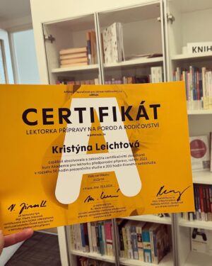 Kristýna Leichtová Instagram - Dokázala jsem to! Obhájila jsem před těmito úžasnými dámami svoji závěrečnou práci “Zrození jedinečného”, získala certifikát a tím pádem ukončila studium předporodní přípravy v báječném @aperio_pro_rodice . Děkuji 🙏🏻❤️!
Nebylo to jednoduché, obhajovala jsem na podruhé a vypadalo to že práci budu dopisovat ručně, ale nakonec to fakt dobře dopadlo!
A teď se tedy ukáže co na můj kurz budou říkat nastávající rodiče!
Již brzy nejen v @kouteksveta můj předporodní kurz ❤️